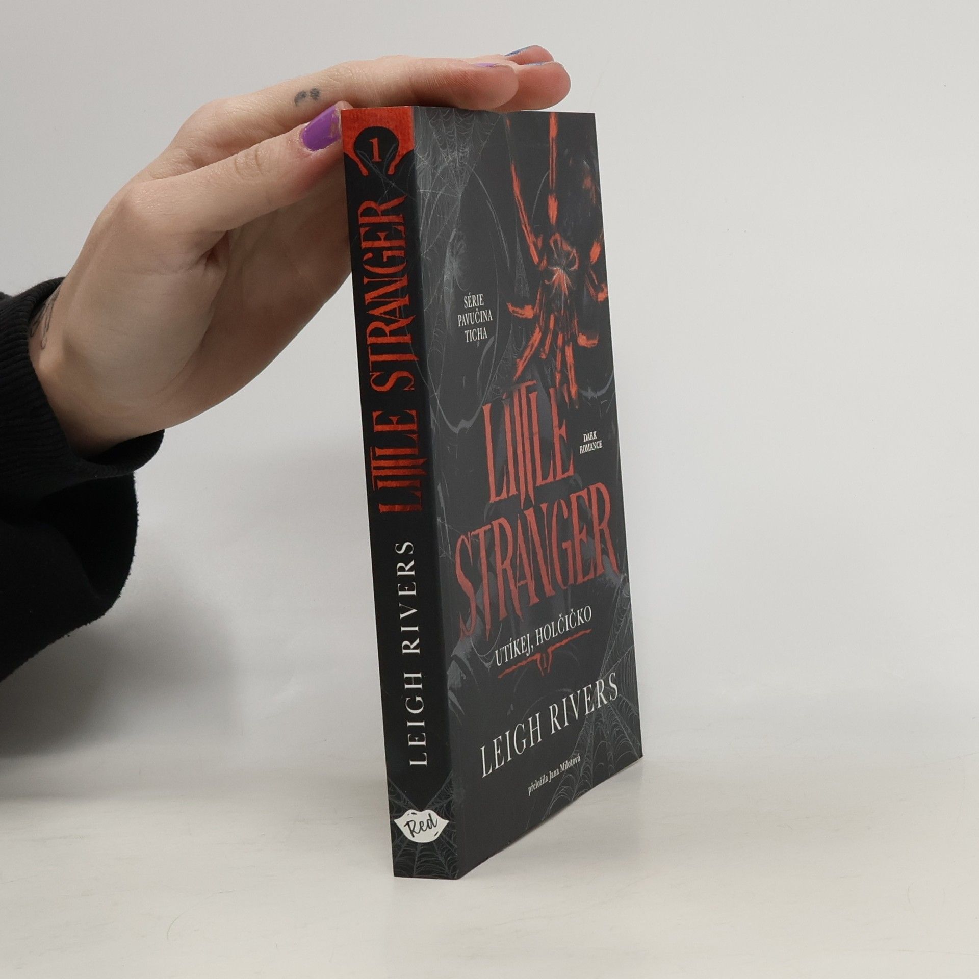 Leigh Rivers Little Stranger Utíkej, holčičko