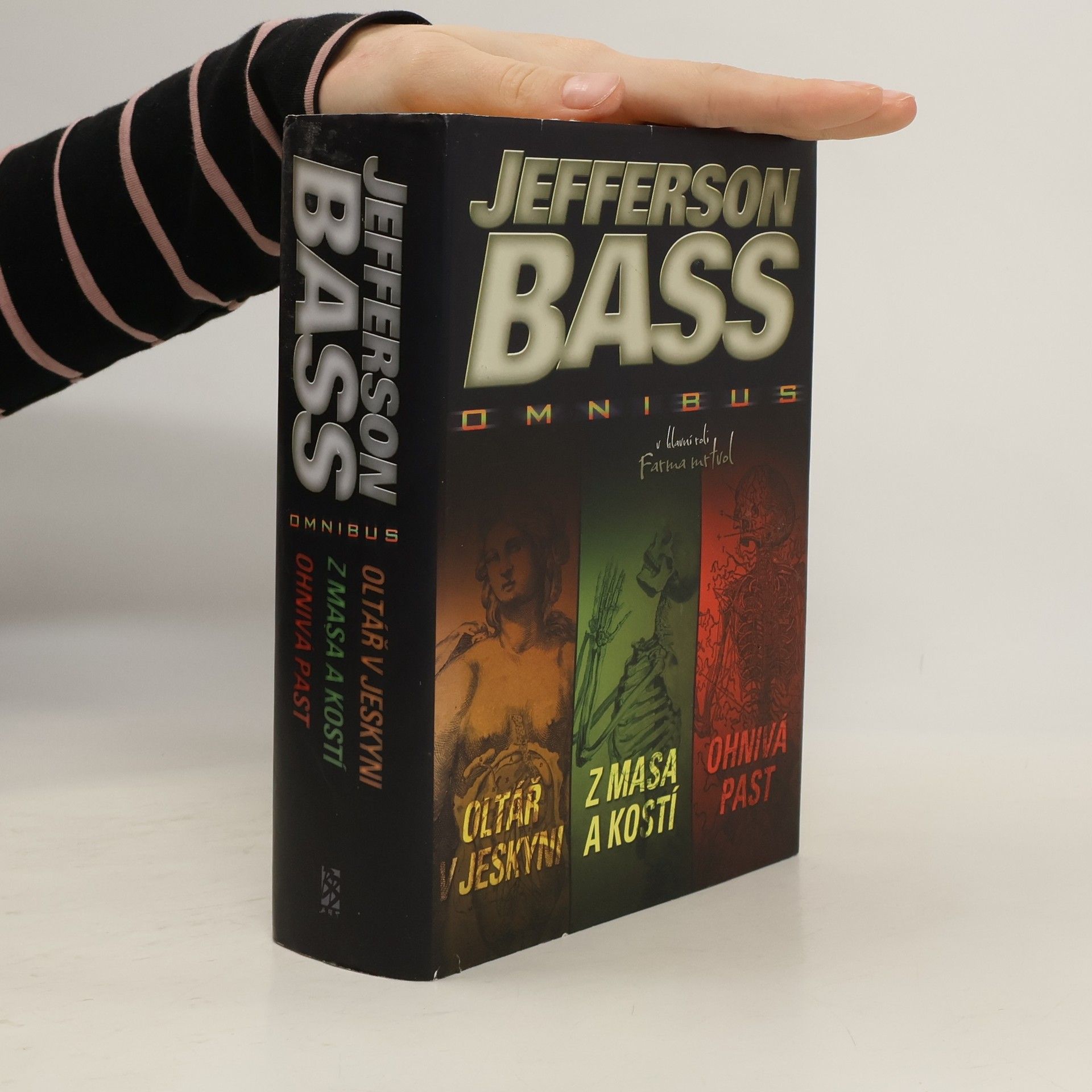 Oltář v jeskyni. Z masa a kostí. Ohnivá past (jeden svazek)