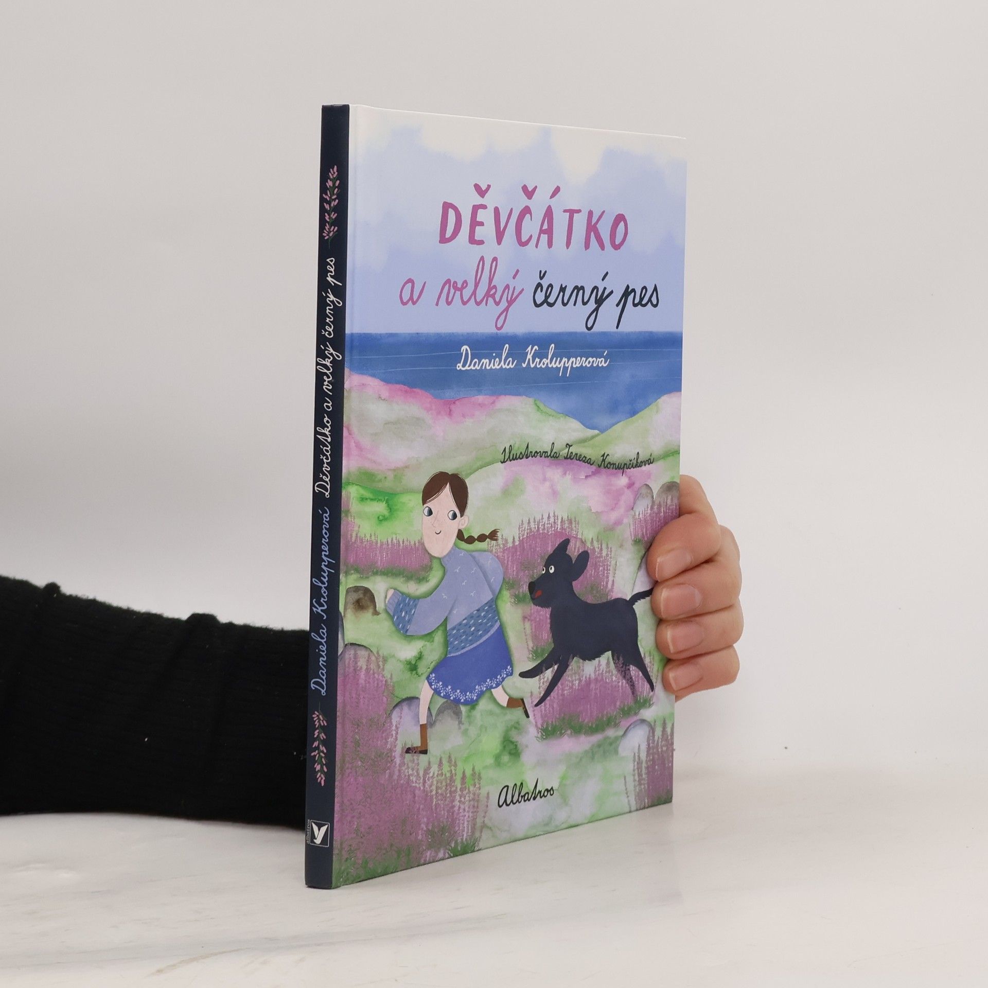 Děvčátko a velký černý pes