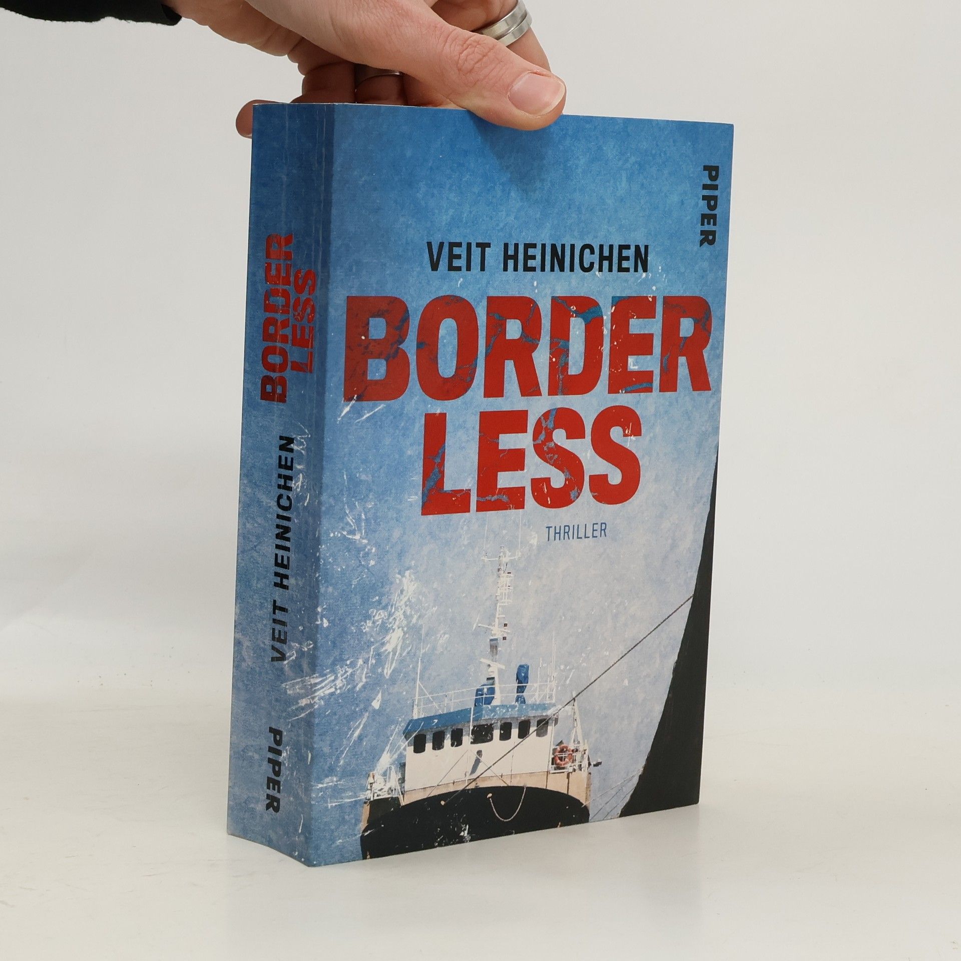 Veit Heinichen Borderless