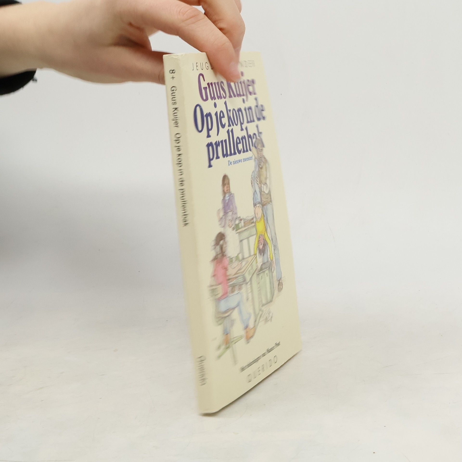 Op je kop in de prullenbak