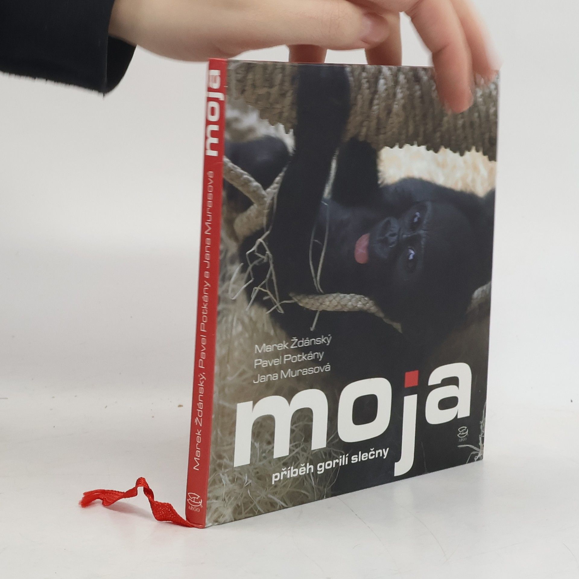 Moja. Příběh gorilí slečny