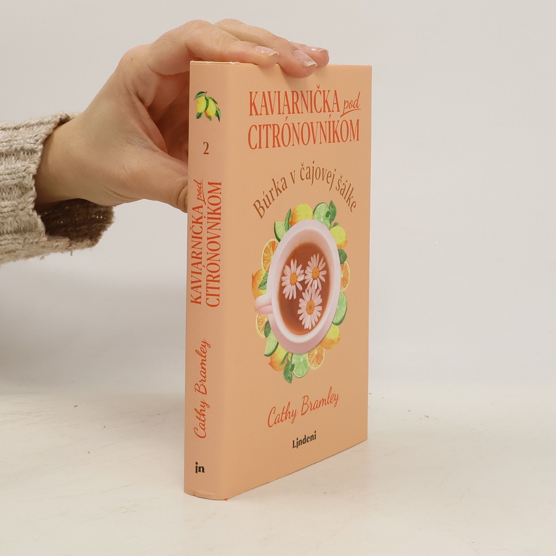 Cathy Bramley Kaviarnička pod citrónovníkom: Búrka v čajovej šálke