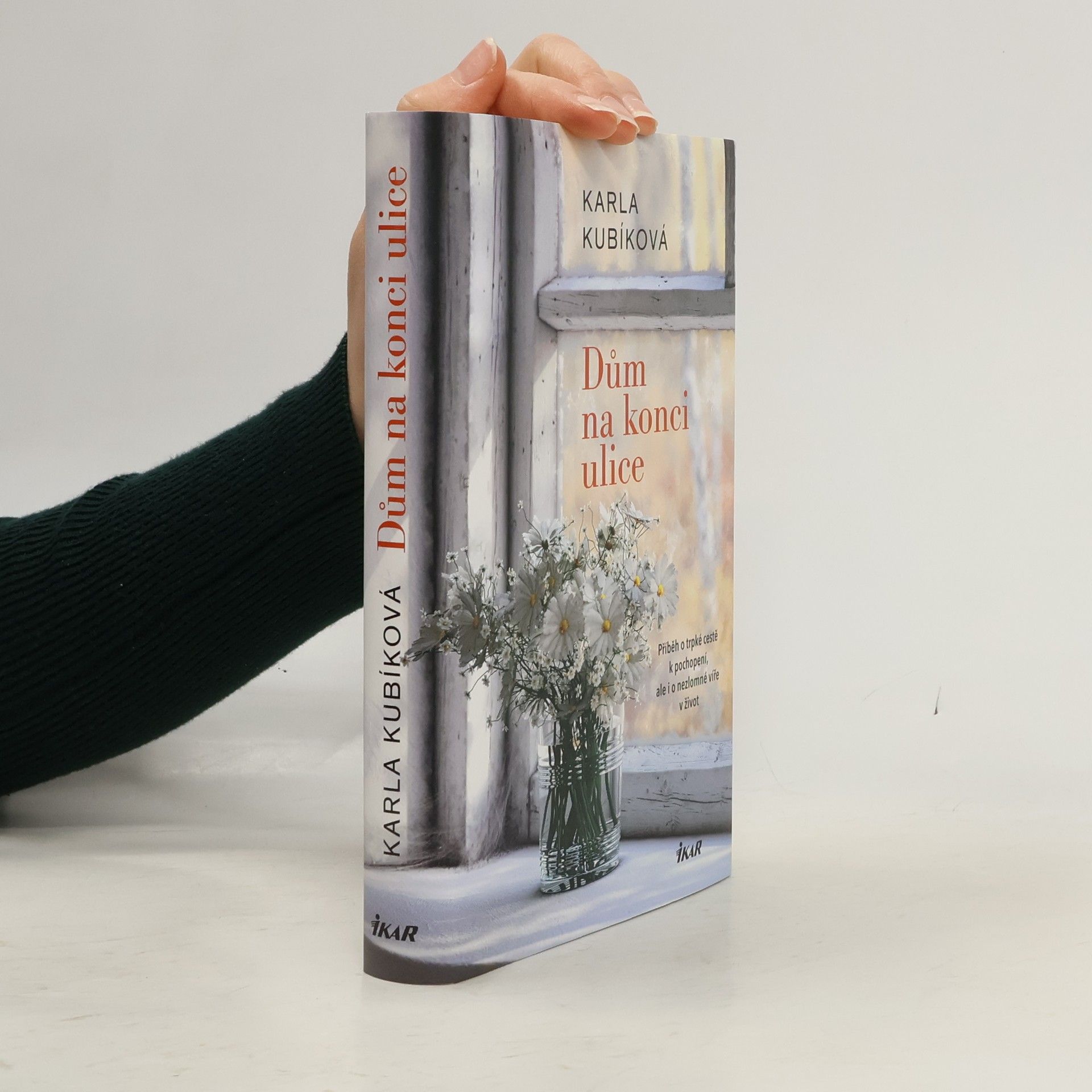Karla Kubíková Dům na konci ulice. Příběh o trpké cestě k pochopení, ale i o nezlomné víře v život