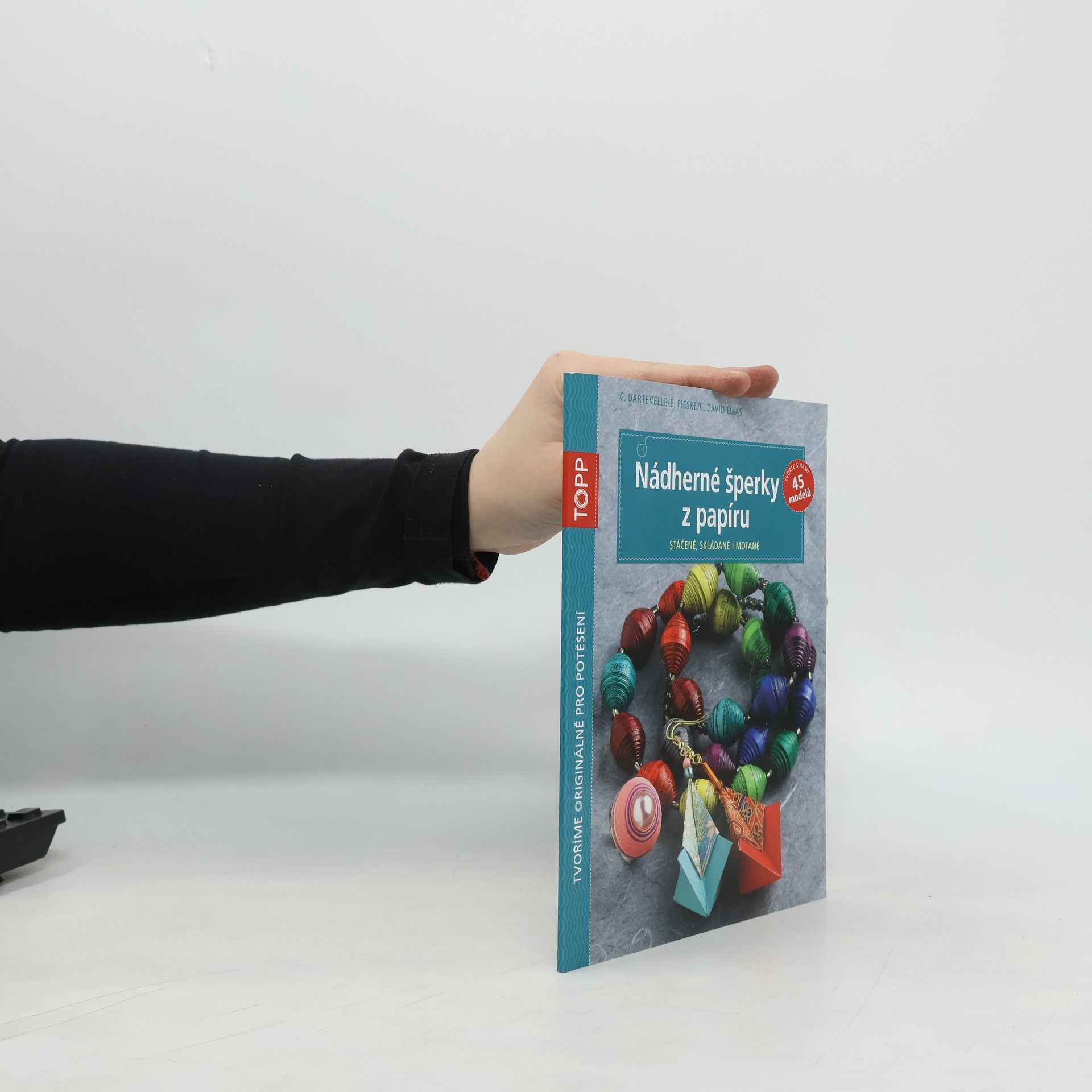 Claudio Dartevelle Nádherné šperky z papíru