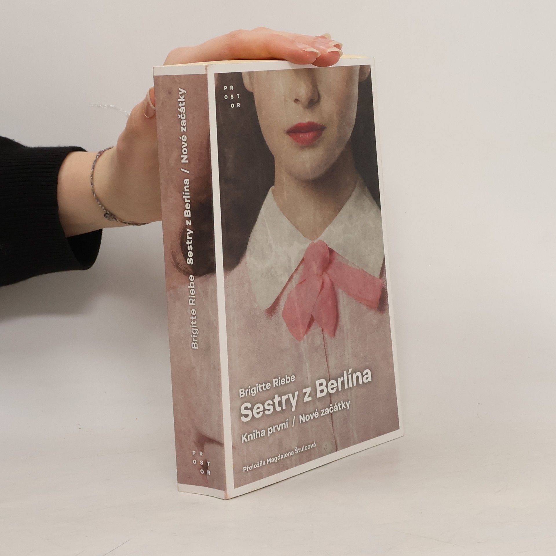 Sestry z Berlína. Kniha první, Nové začátky