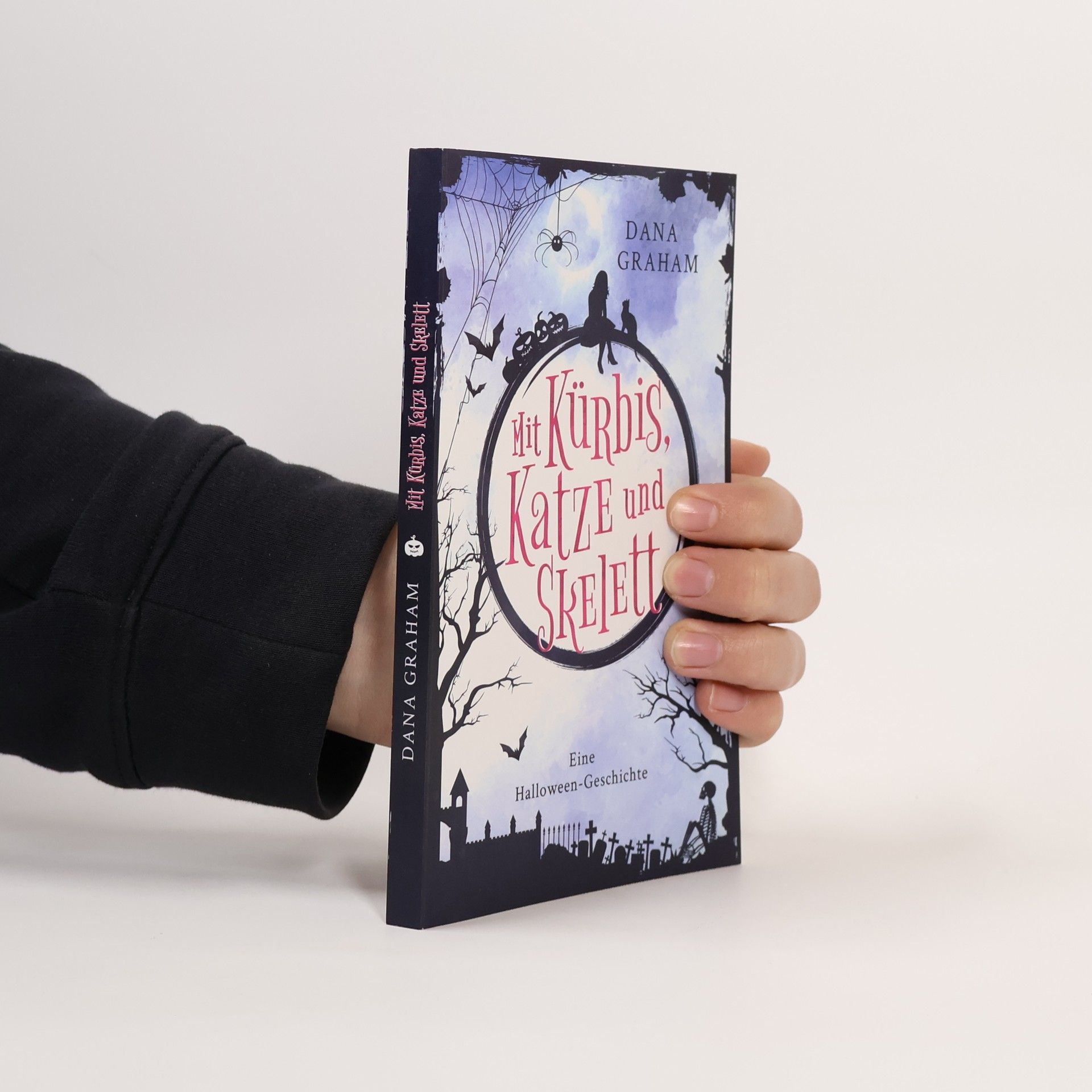 Mit Kürbis, Katze und Skelett