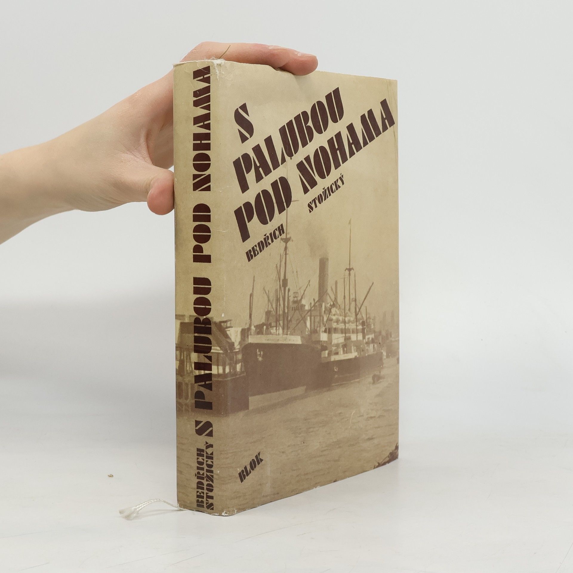 S palubou pod nohama