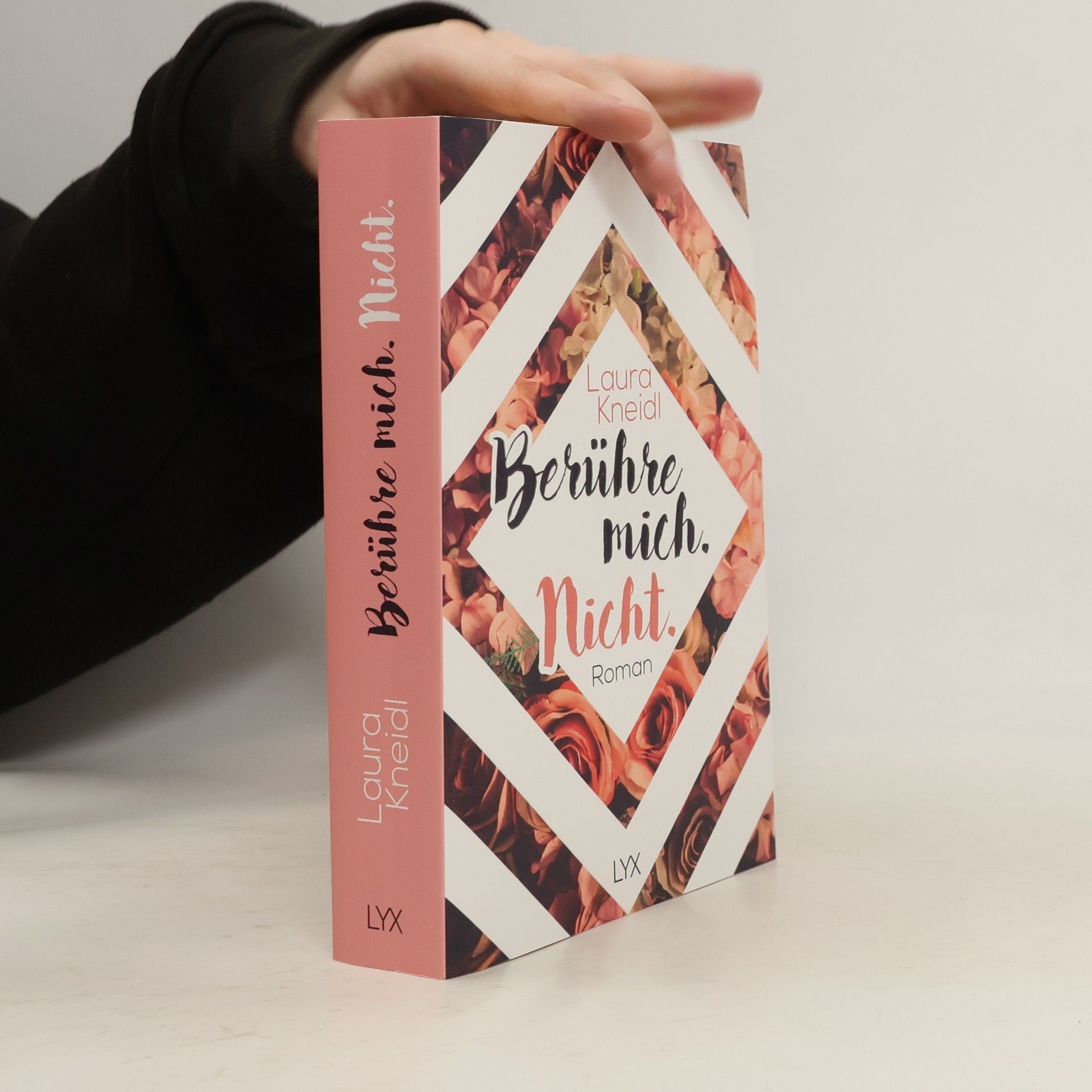 Laura Kneidl Berühre mich. Nicht.
