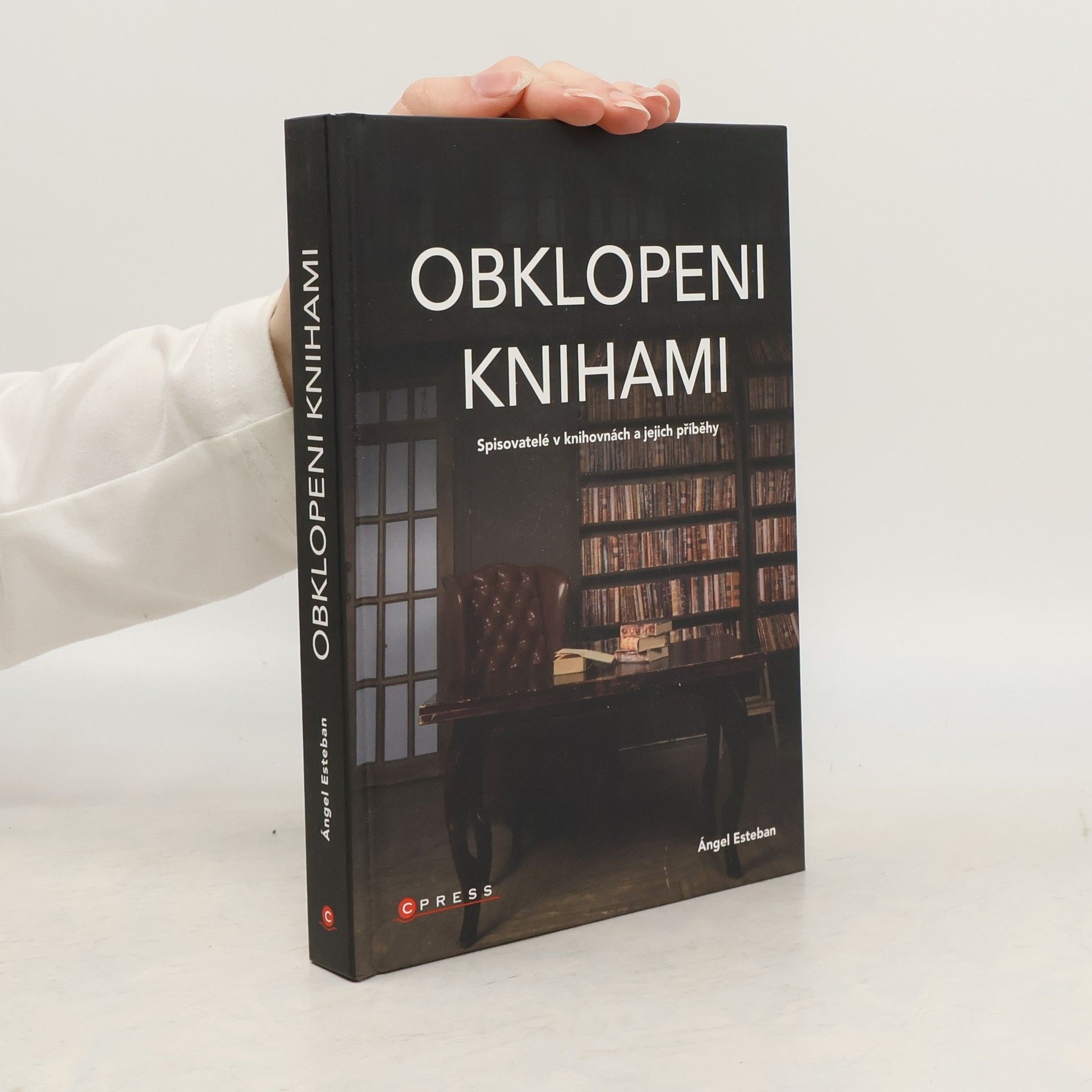 Ángel Esteban Obklopeni knihami