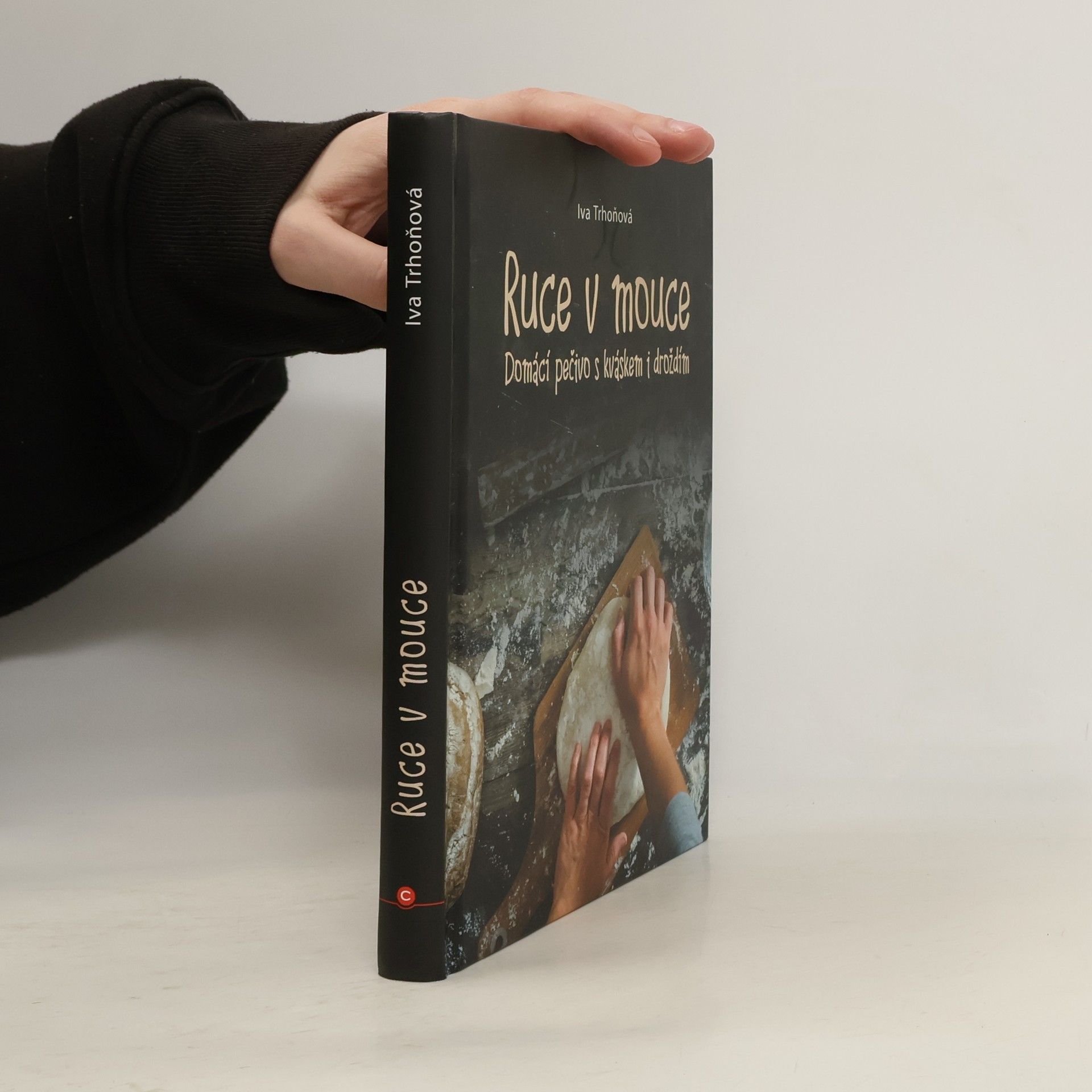 Iva Trhoňová Ruce v mouce