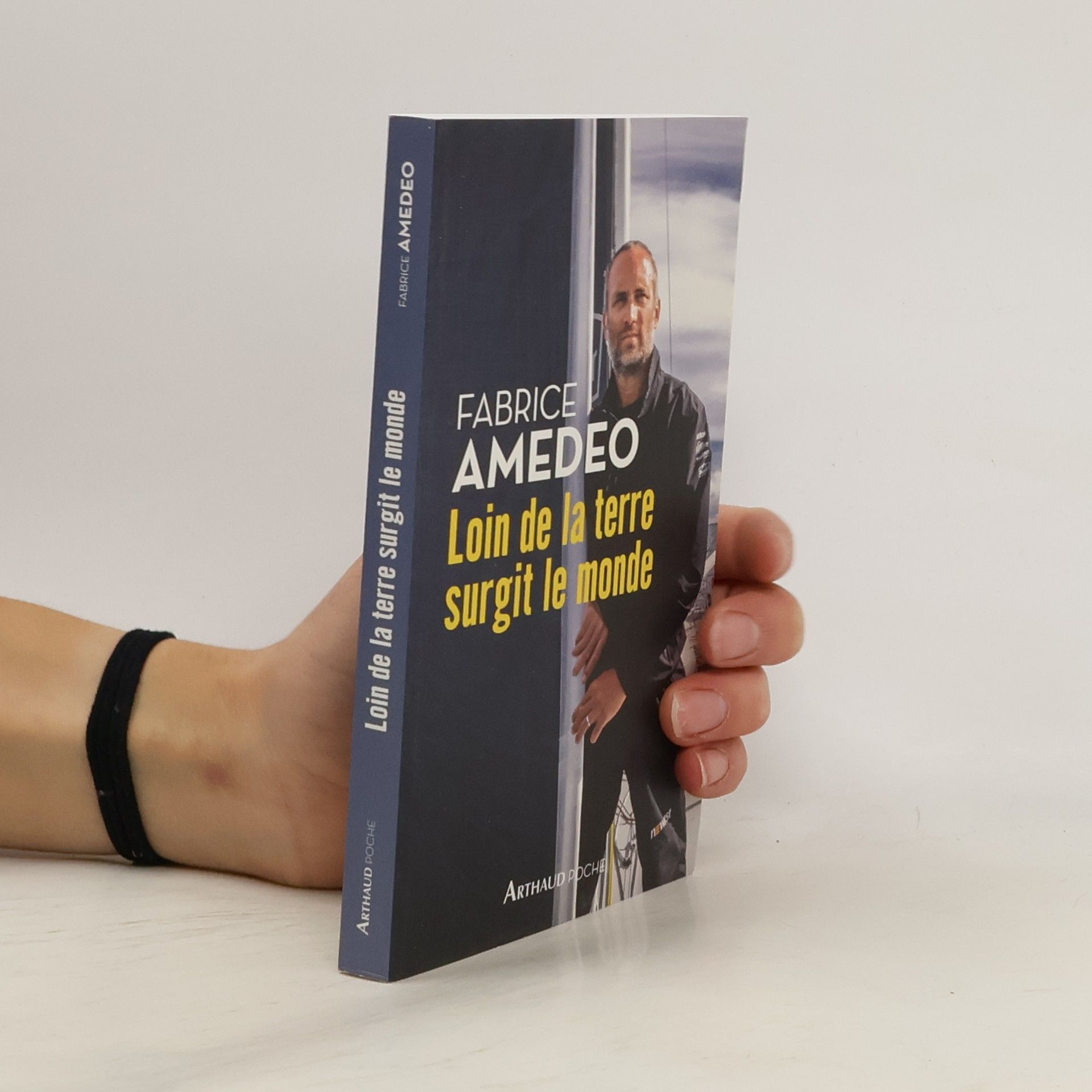 Fabrice Amedeo Loin de la terre surgit le monde