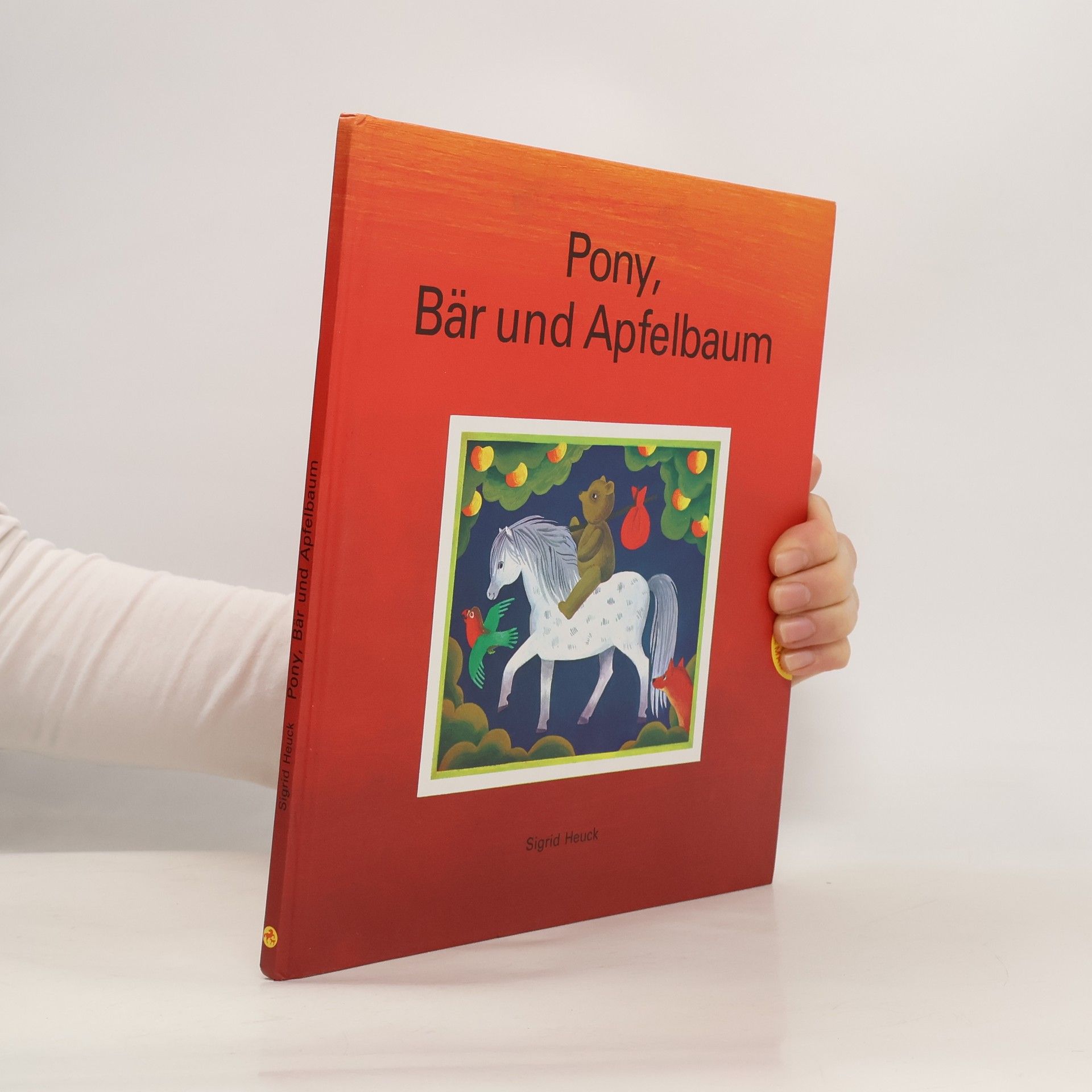 Pony, Bär und Apfelbaum