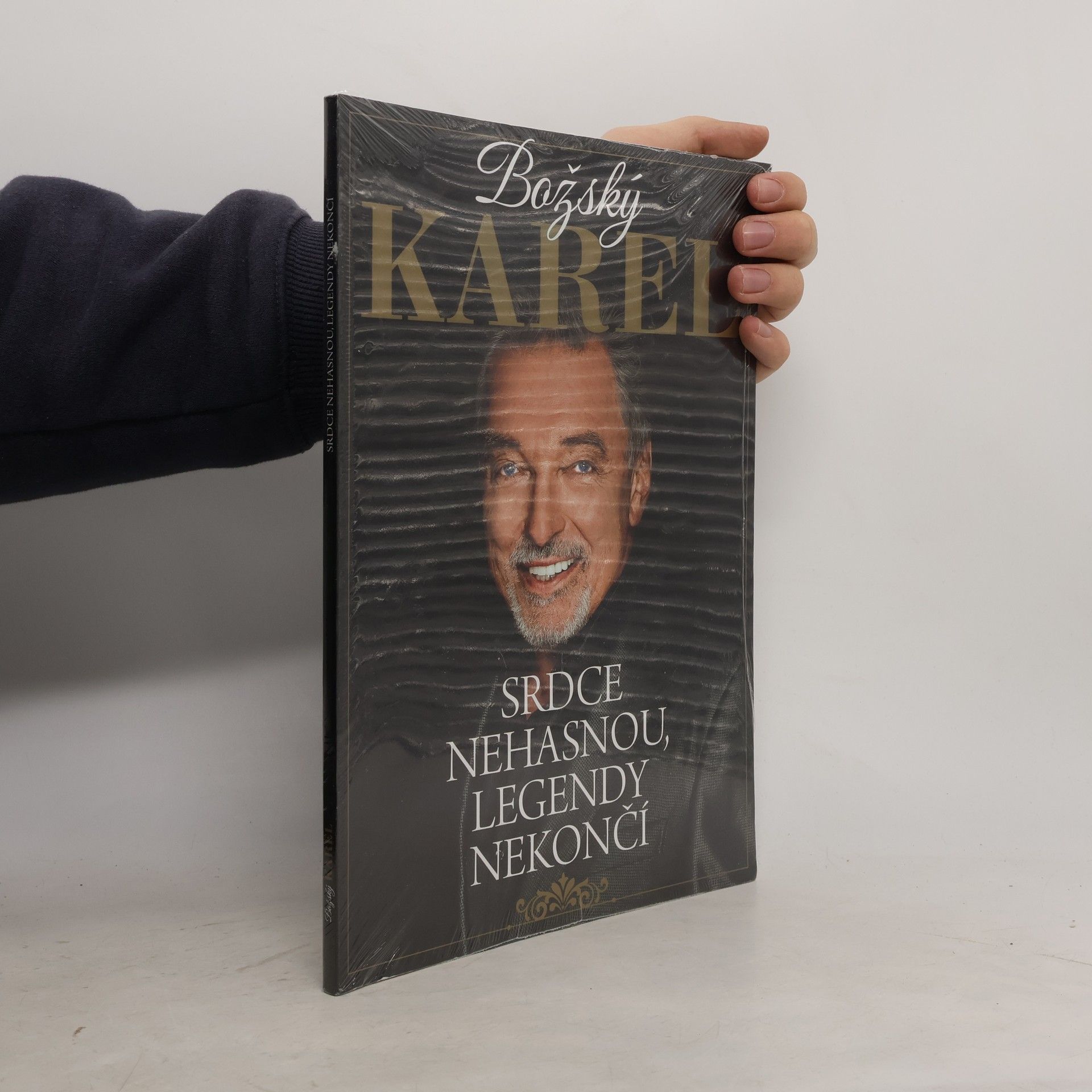 Božský Karel: Srdce nehasnou, legendy nekončí