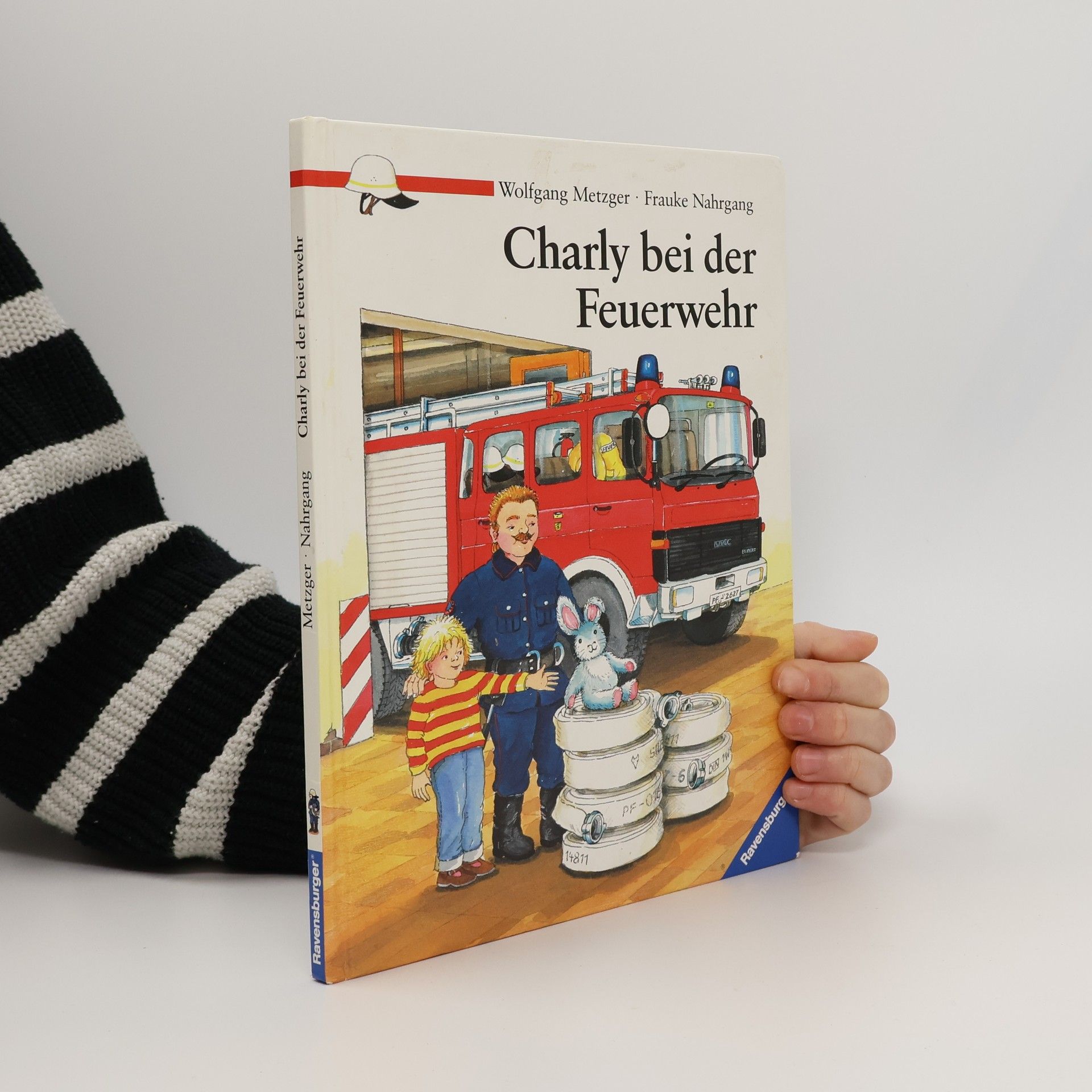 Frauke Nahrgang Charly bei der Feuerwehr