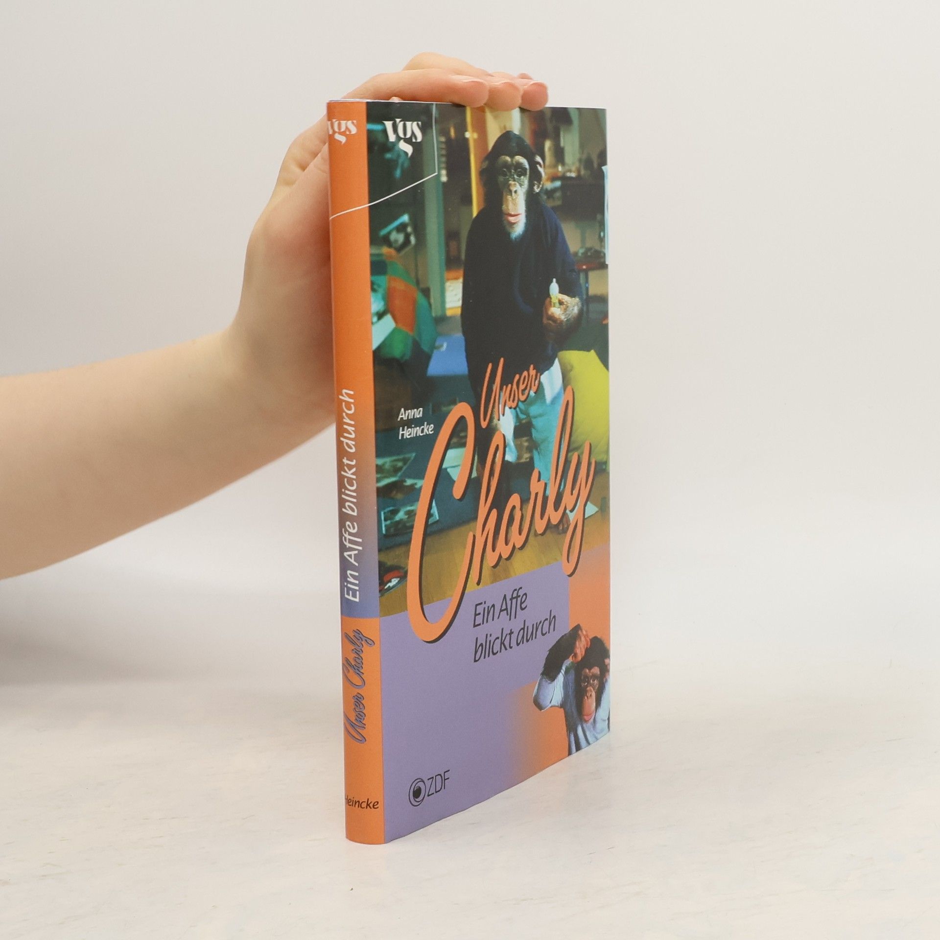 Unser Charly. Ein Affe blickt durch.