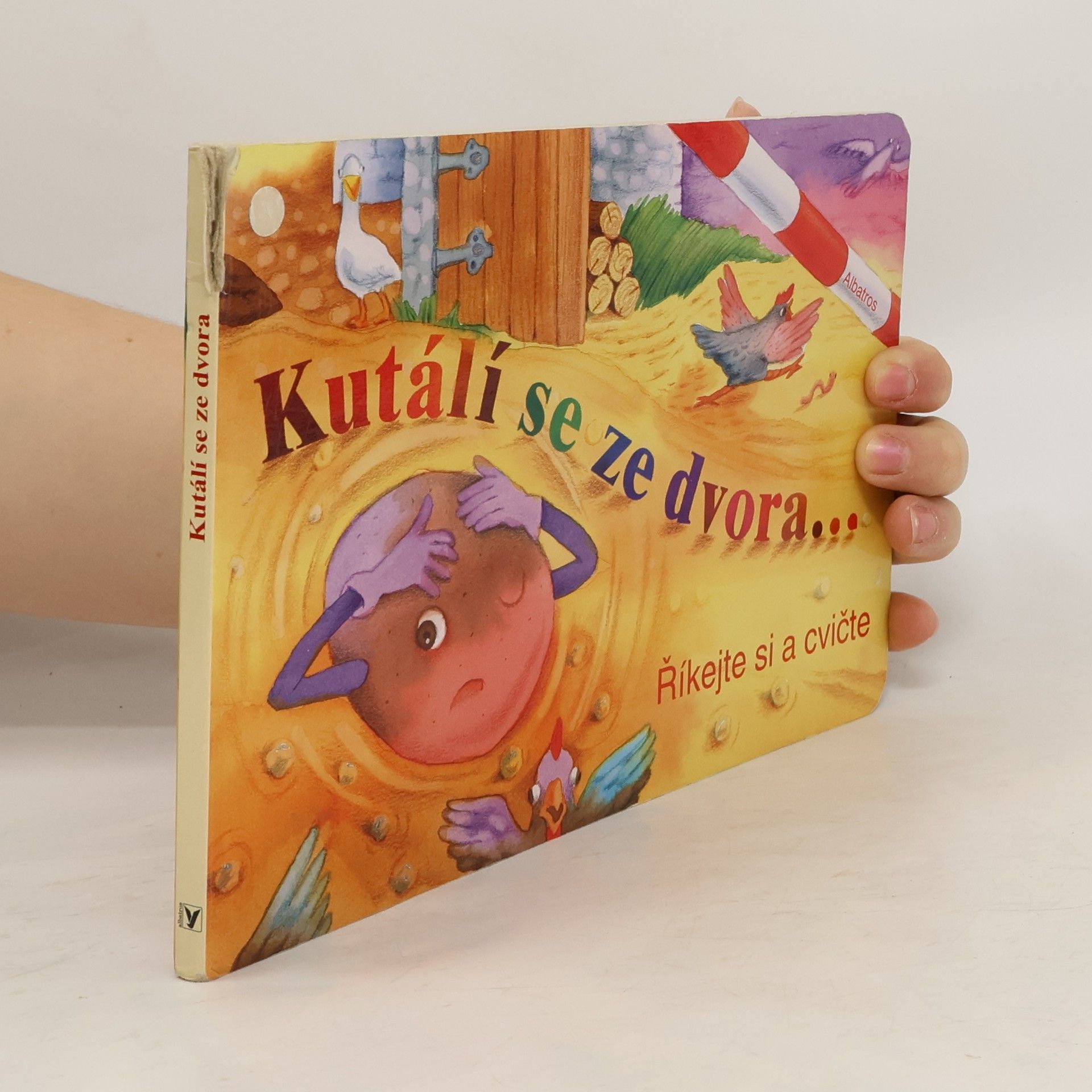 Kutálí se ze dvora