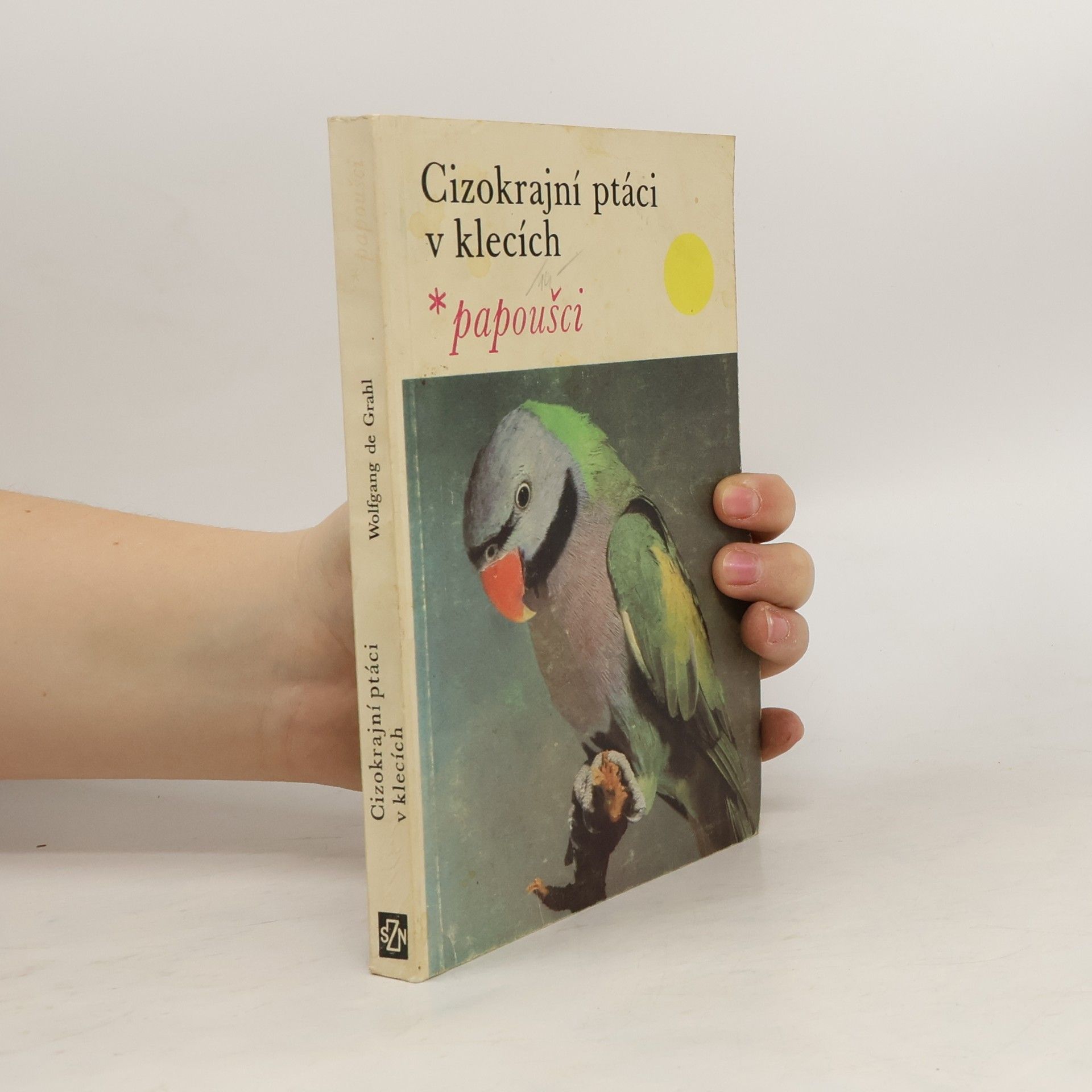 Cizokrajní ptáci v klecích. Papoušci