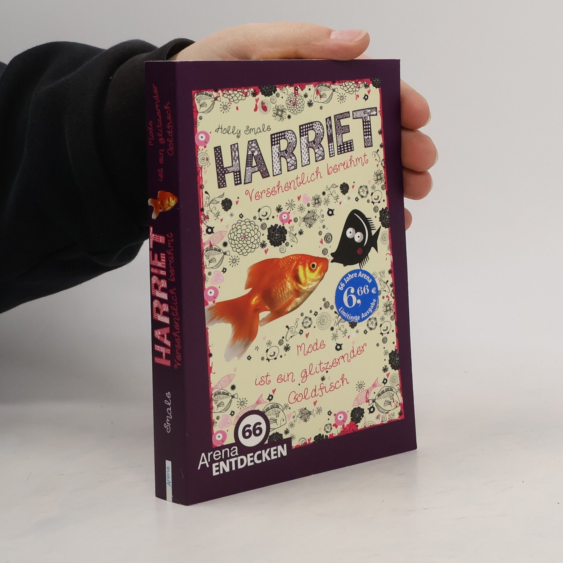 Holly Smale Mode ist ein glitzernder Goldfisch