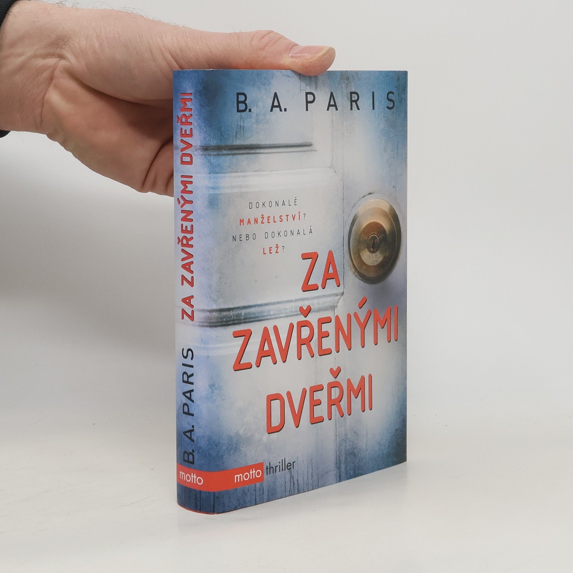 Za zavřenými dveřmi
