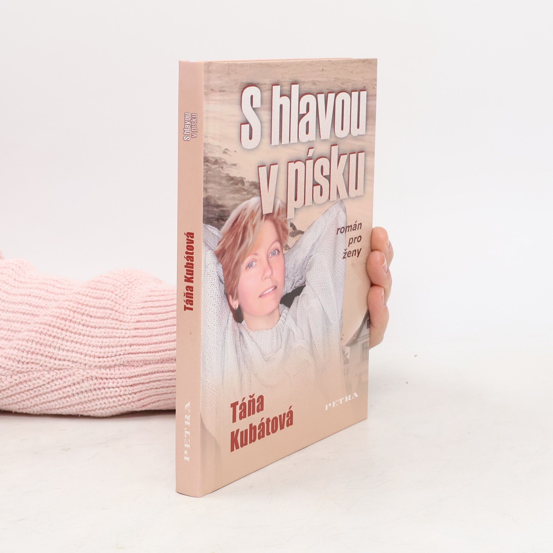 Táňa Kubátová S hlavou v písku