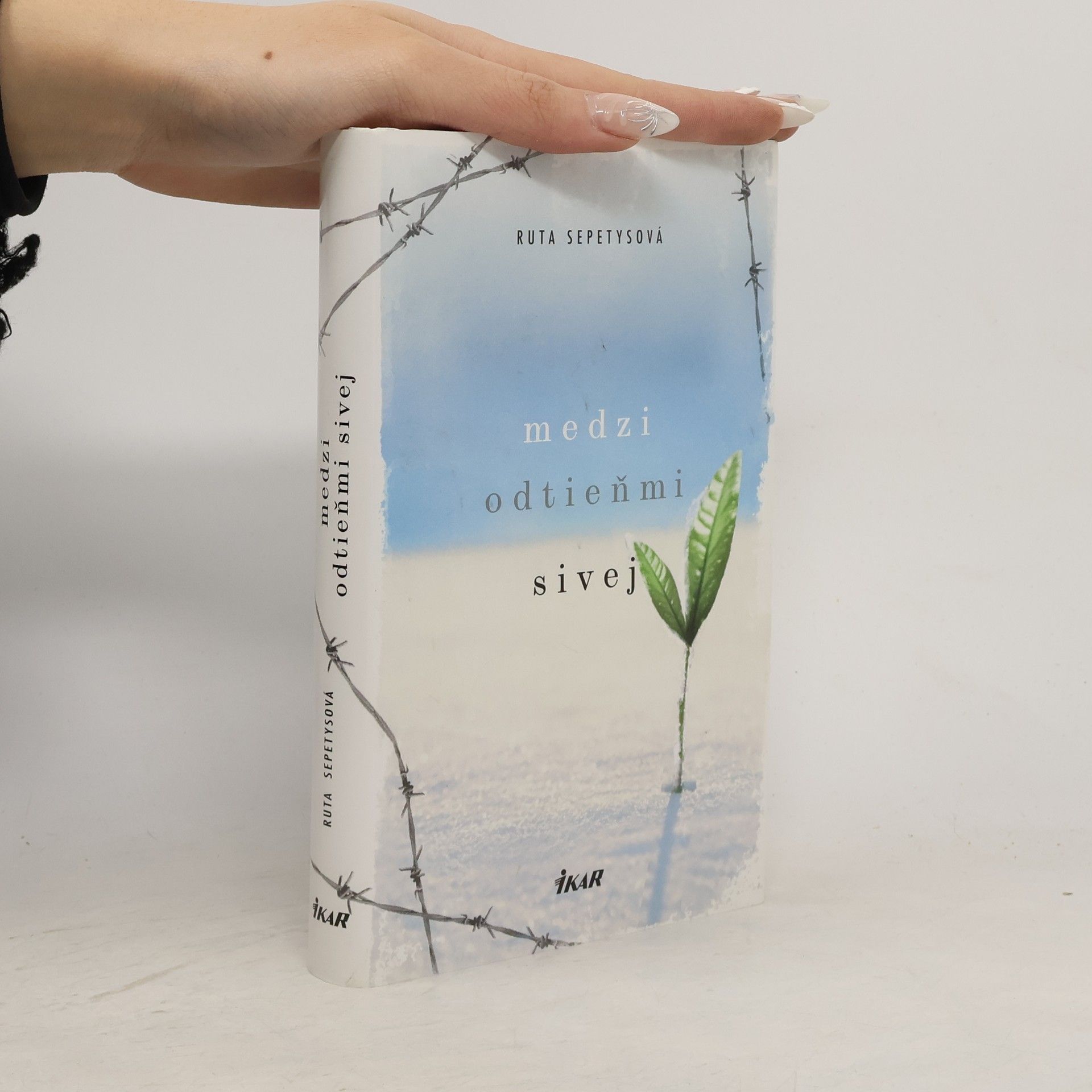 Ruta Sepetysová Medzi odtieňmi sivej