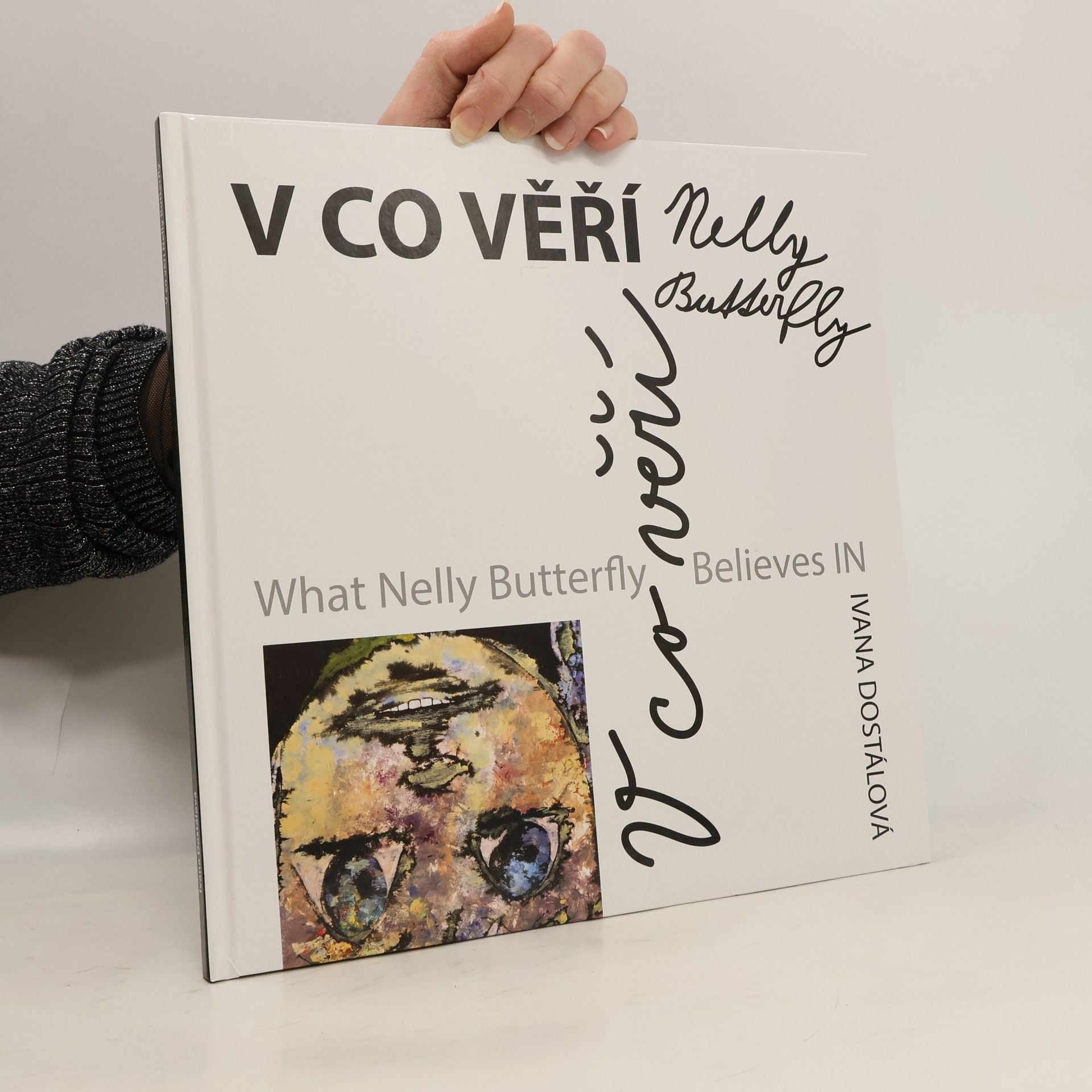 V co věří Nelly Butterfly