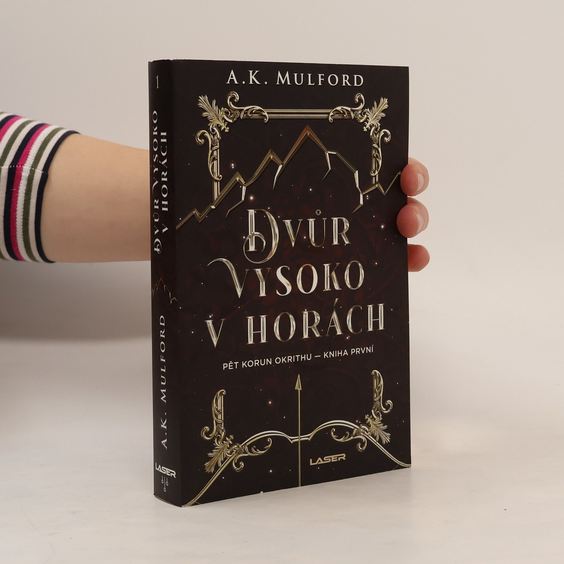 A. K. Mulford Dvůr vysoko v horách