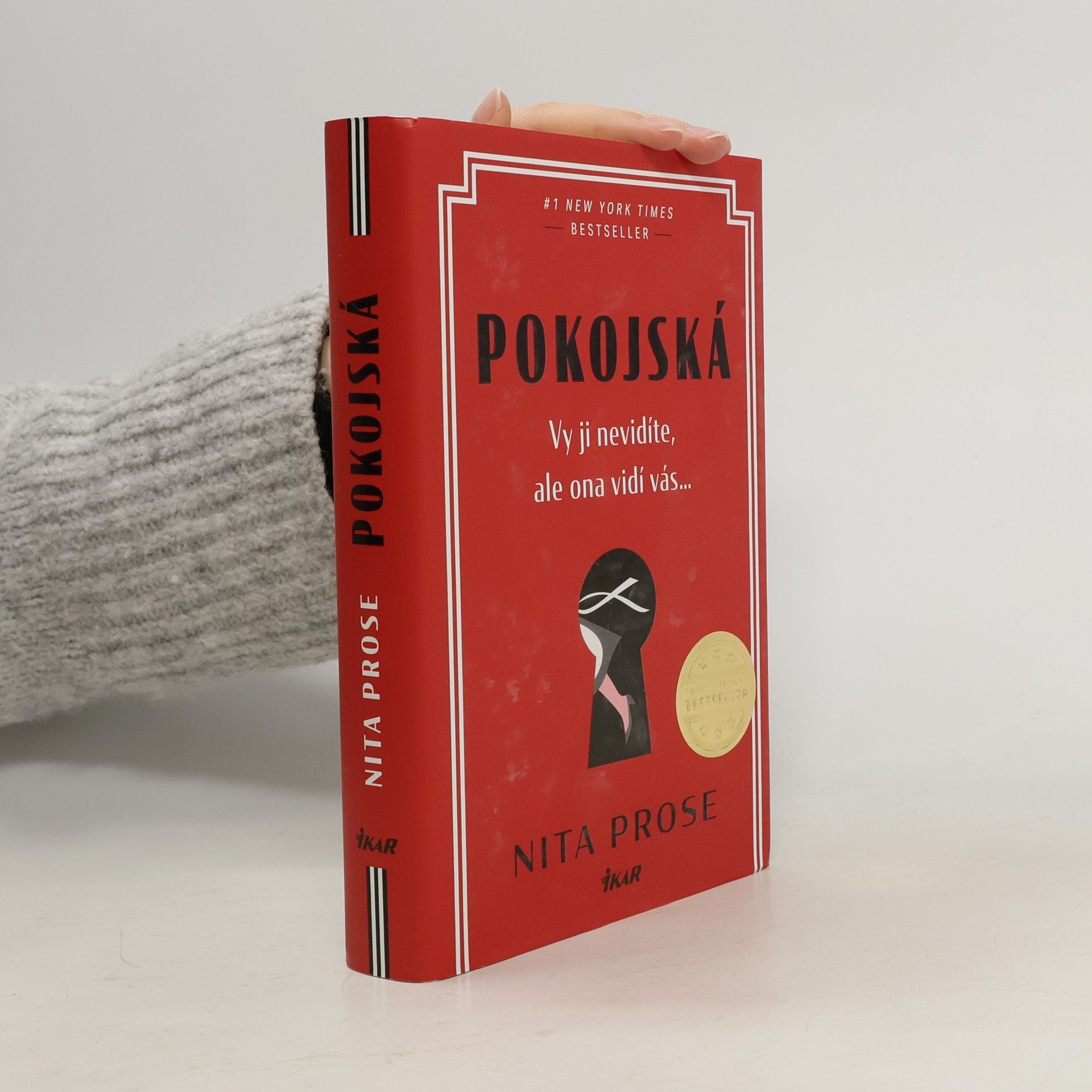 Nita Prose Pokojská: vy ji nevidíte, ale ona vidí vás...