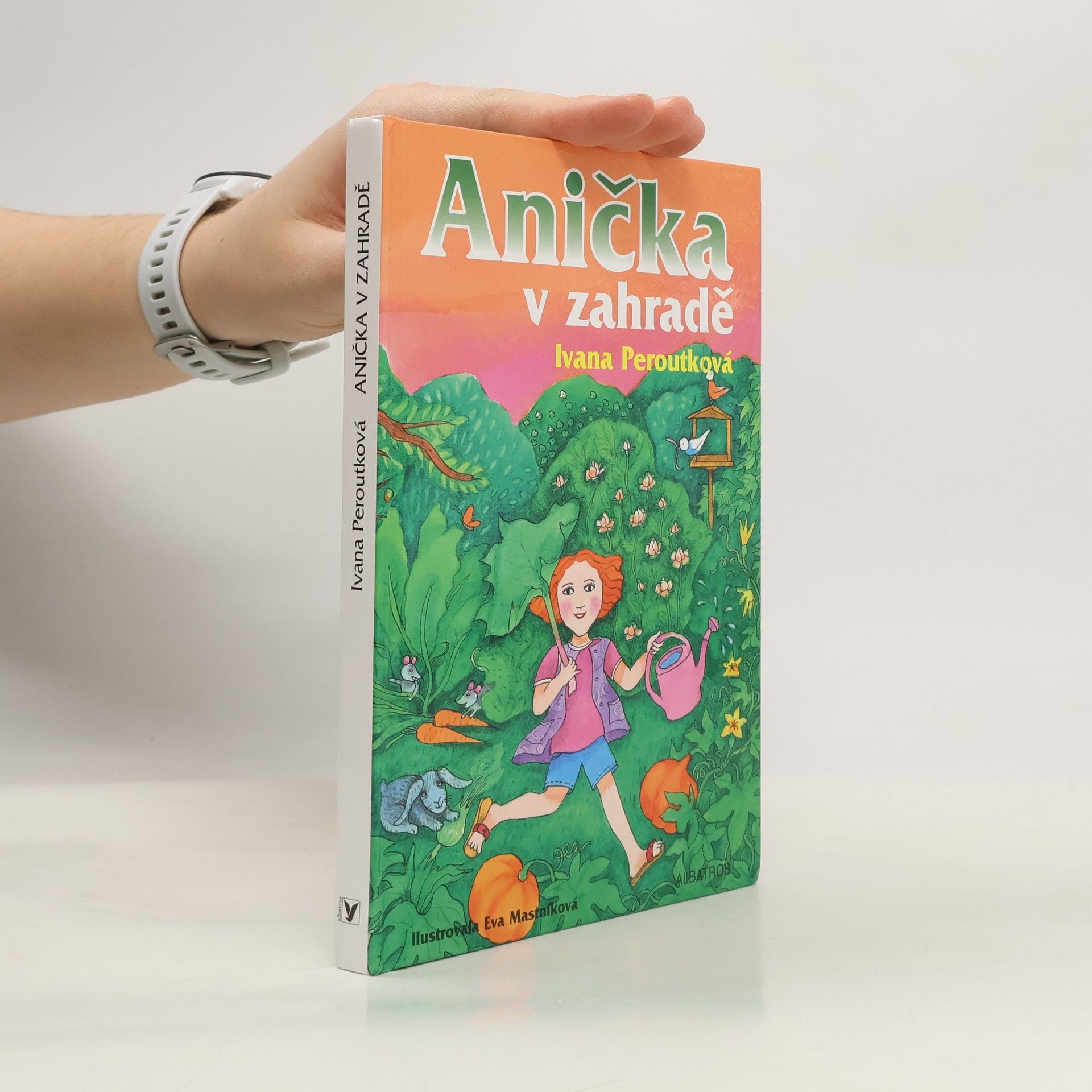 Peroutková Ivana Anička v zahradě