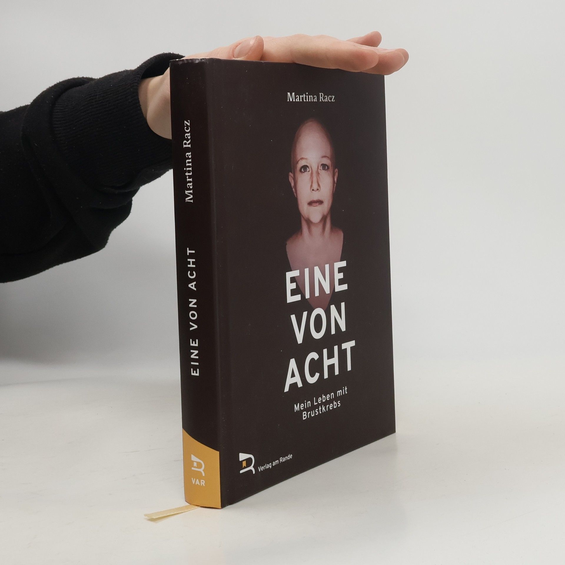 Martina Racz Eine von acht