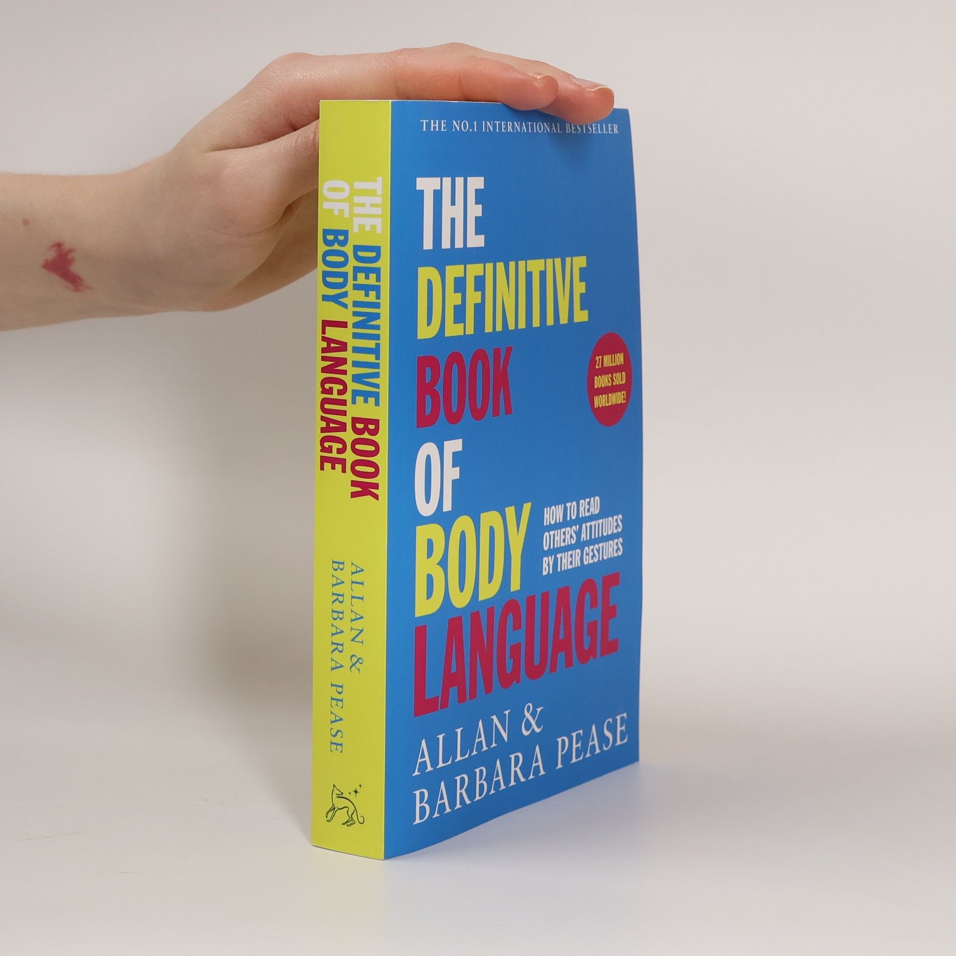 The definitive book of body language : how to read others' attitudes by their gestures