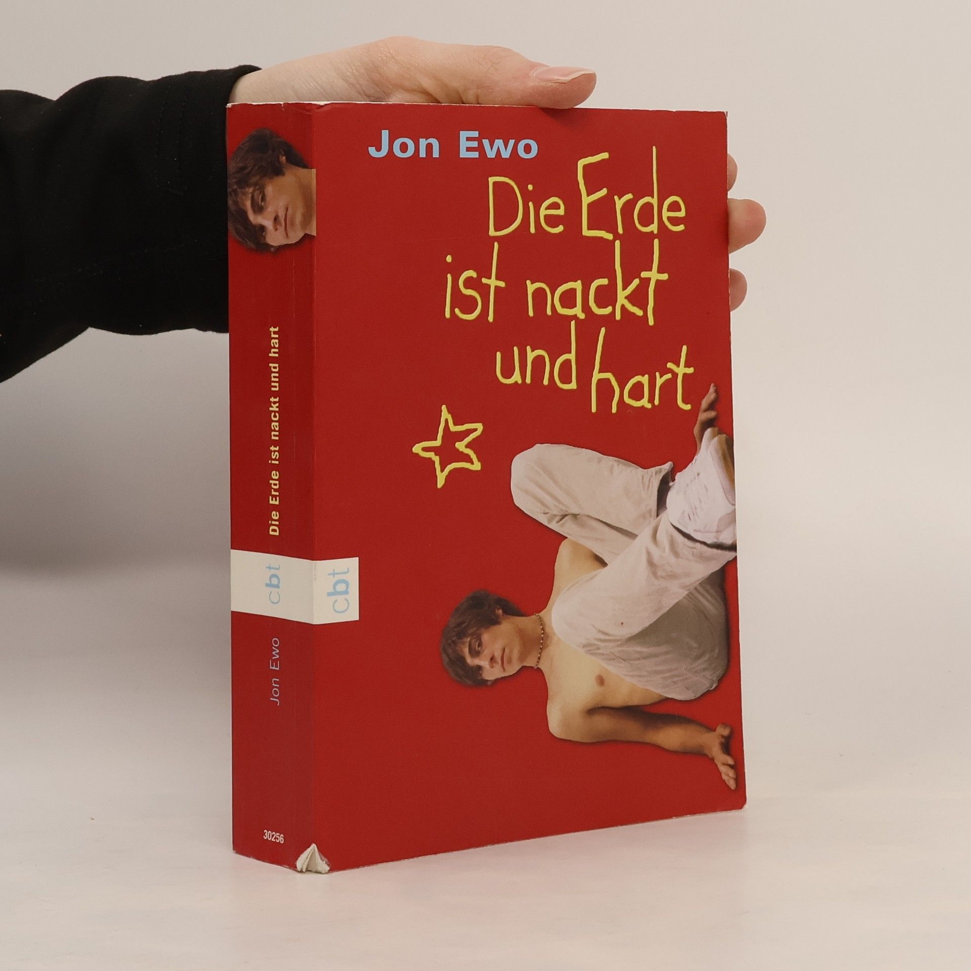 Der [Die] Erde ist nackt und hart
