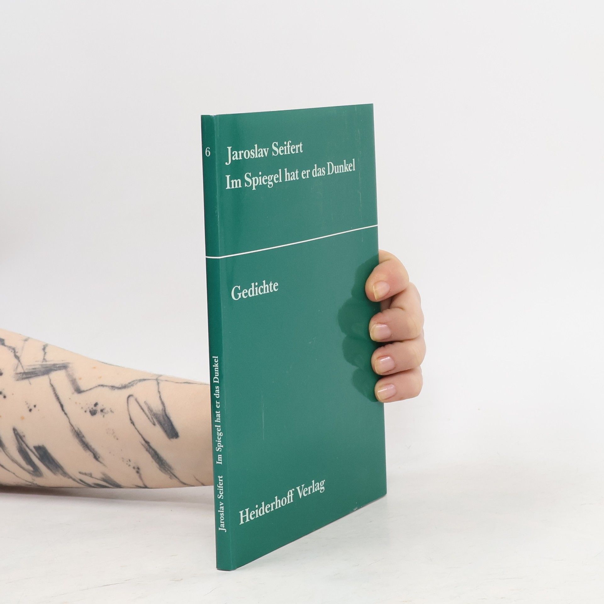 Im Spiegel hat er das Dunkel