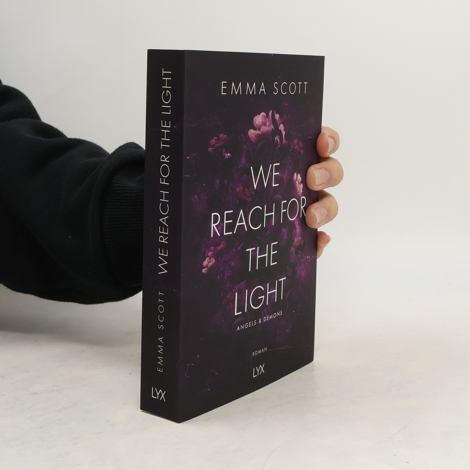 Emma Scott We Reach for the Light / Angels and Demons Bd.2