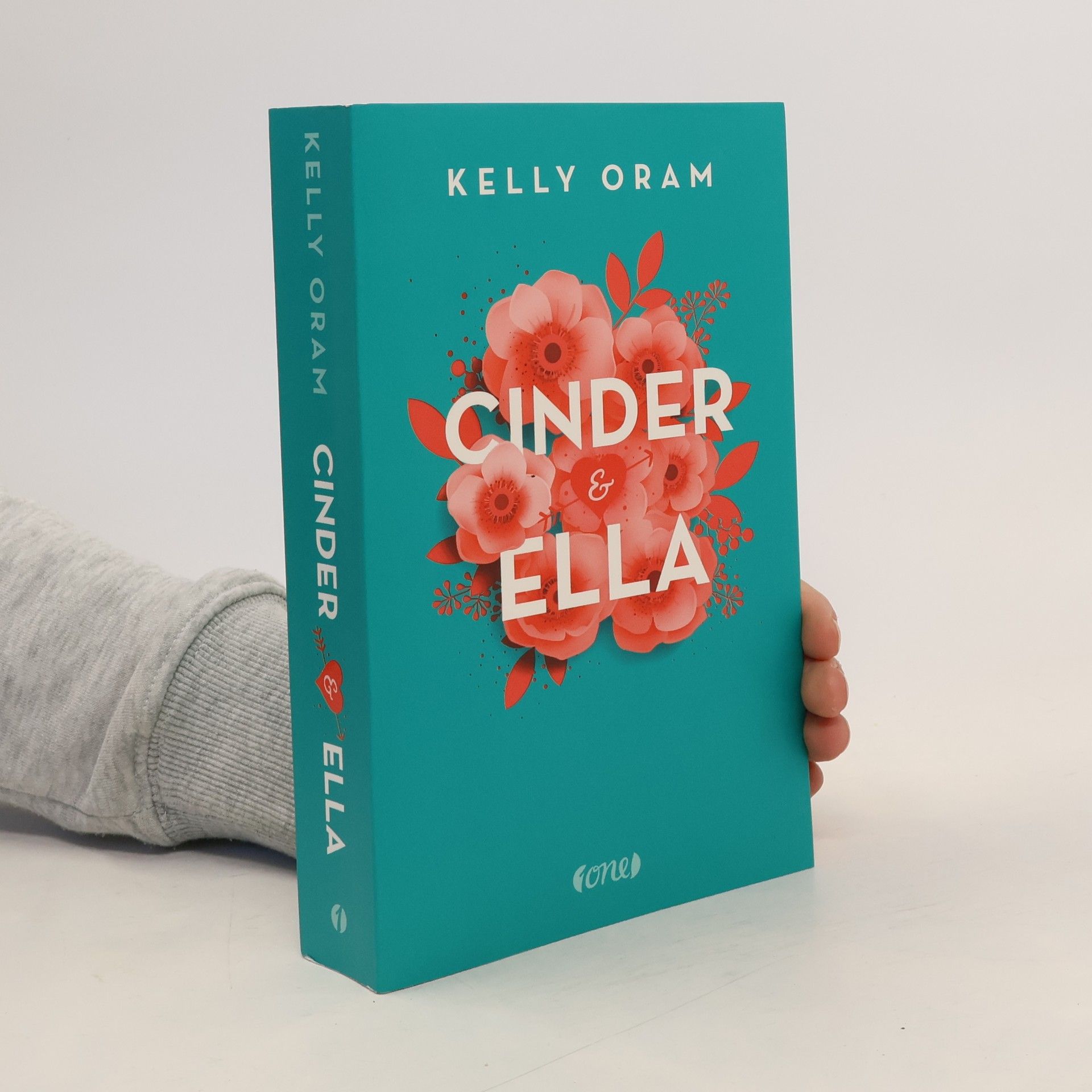 Kelly Oram Cinder & Ella 1