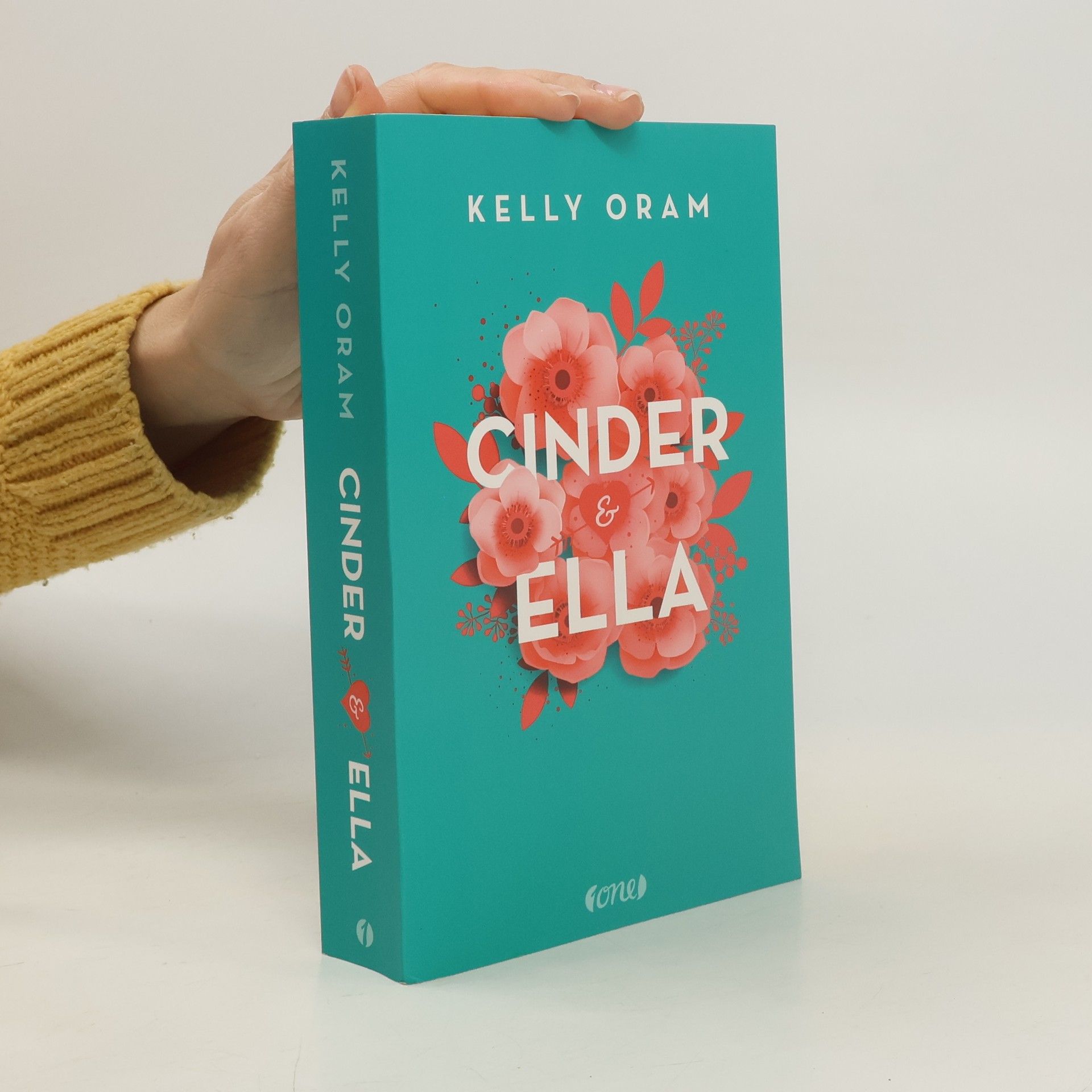 Kelly Oram Cinder & Ella 1