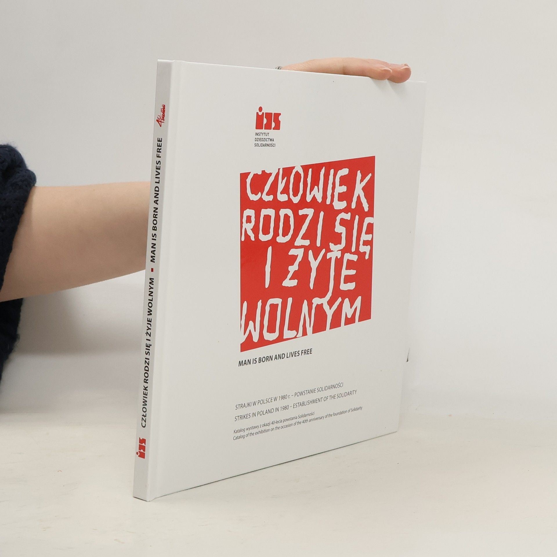 Człowiek rodzi się i żyje wolnym