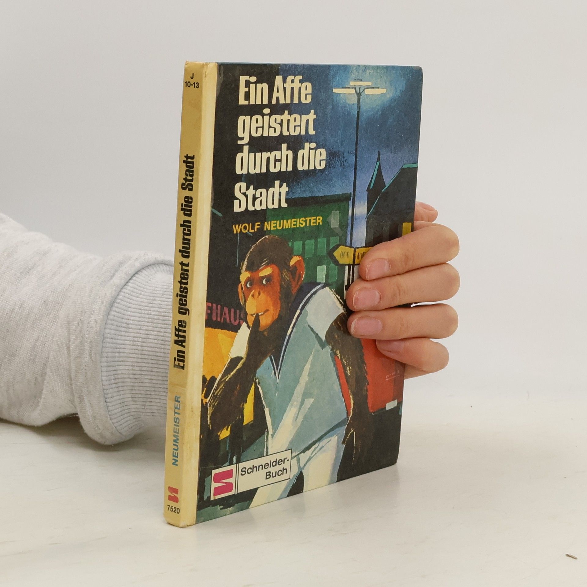 Ein Affe geistert durch die Stadt