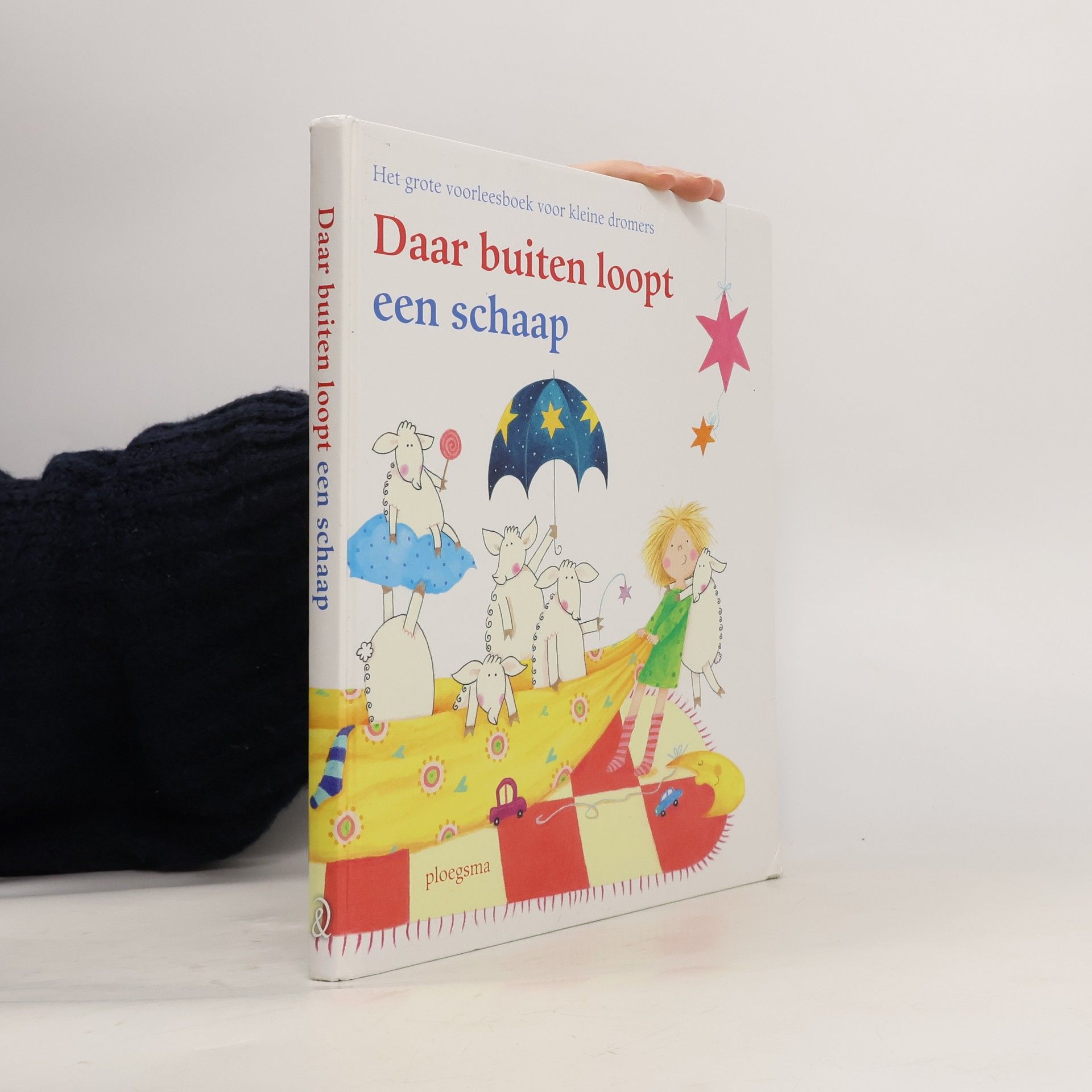 Daar buiten loopt een schaap