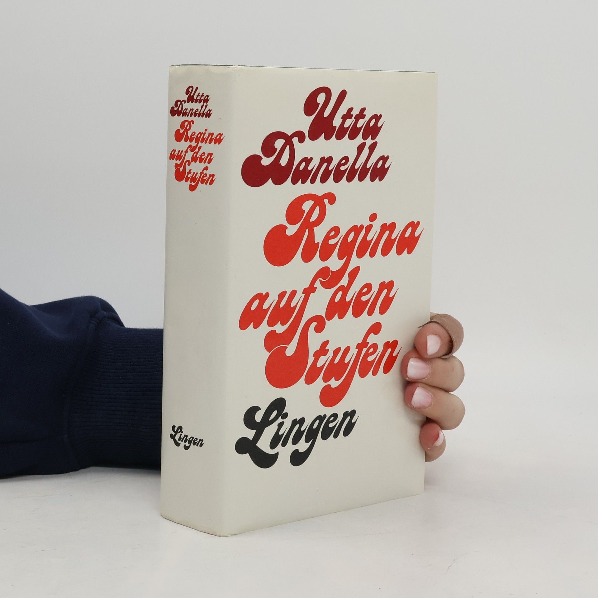 Regina auf den Stufen