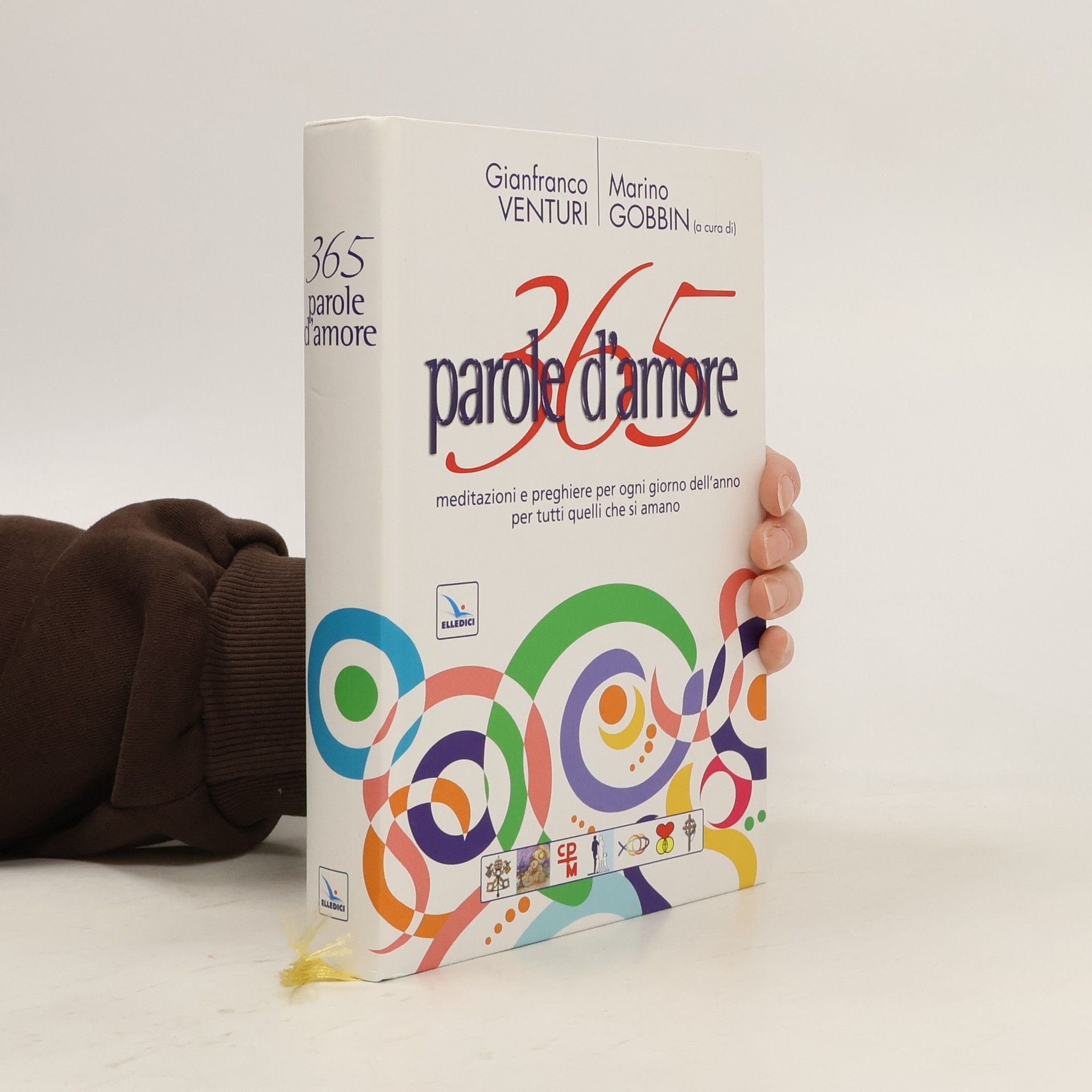 Trecentosessantacinque parole d'amore. Meditazioni e preghiere per ogni giorno dell'anno per tutti quelli che si amano