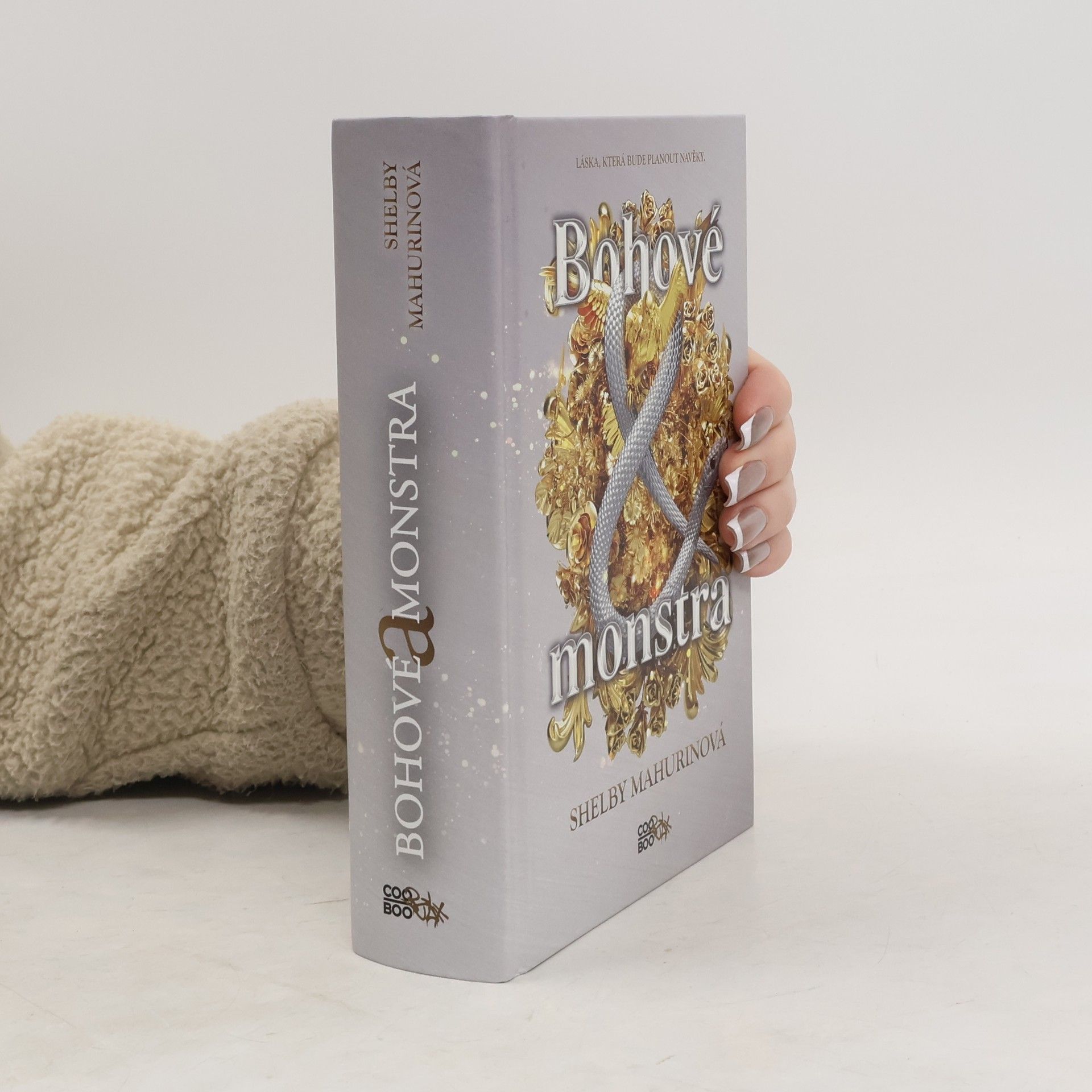 Shelby Mahurin Bohové a monstra. 3. díl