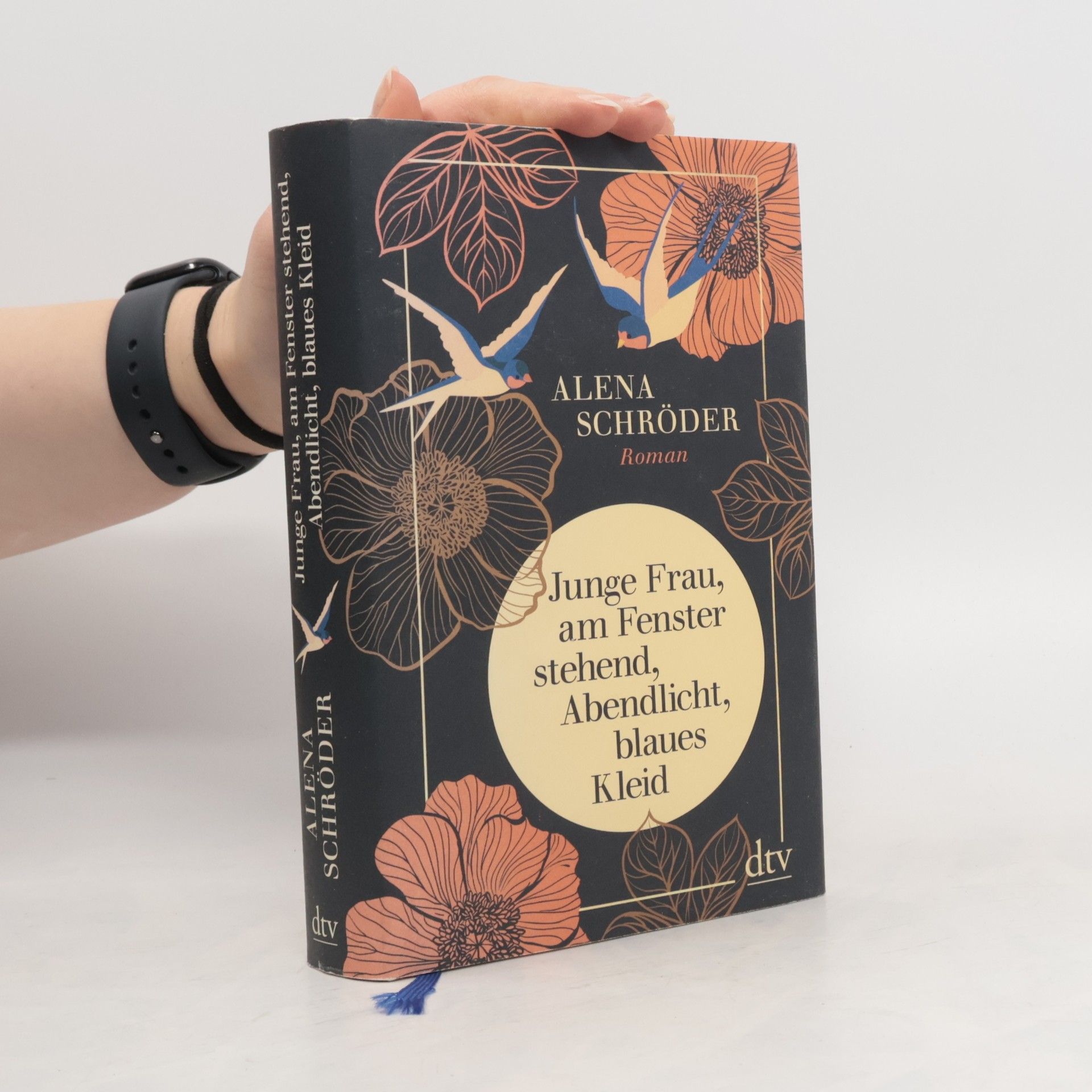 Alena Schröder Junge Frau, am Fenster stehend, Abendlicht, blaues Kleid