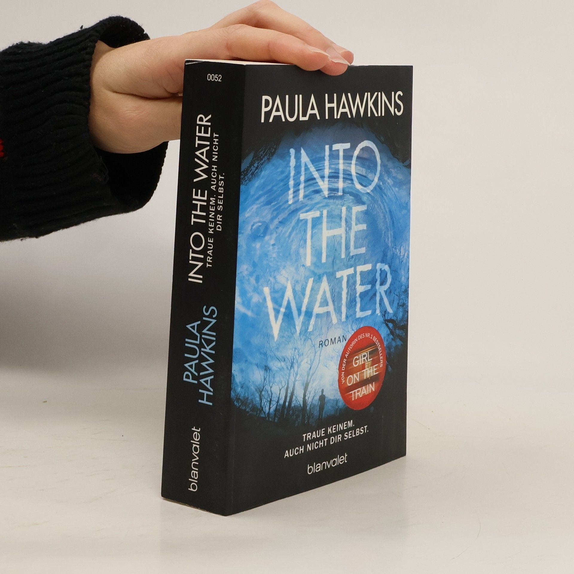 Paula Hawkins Into the Water