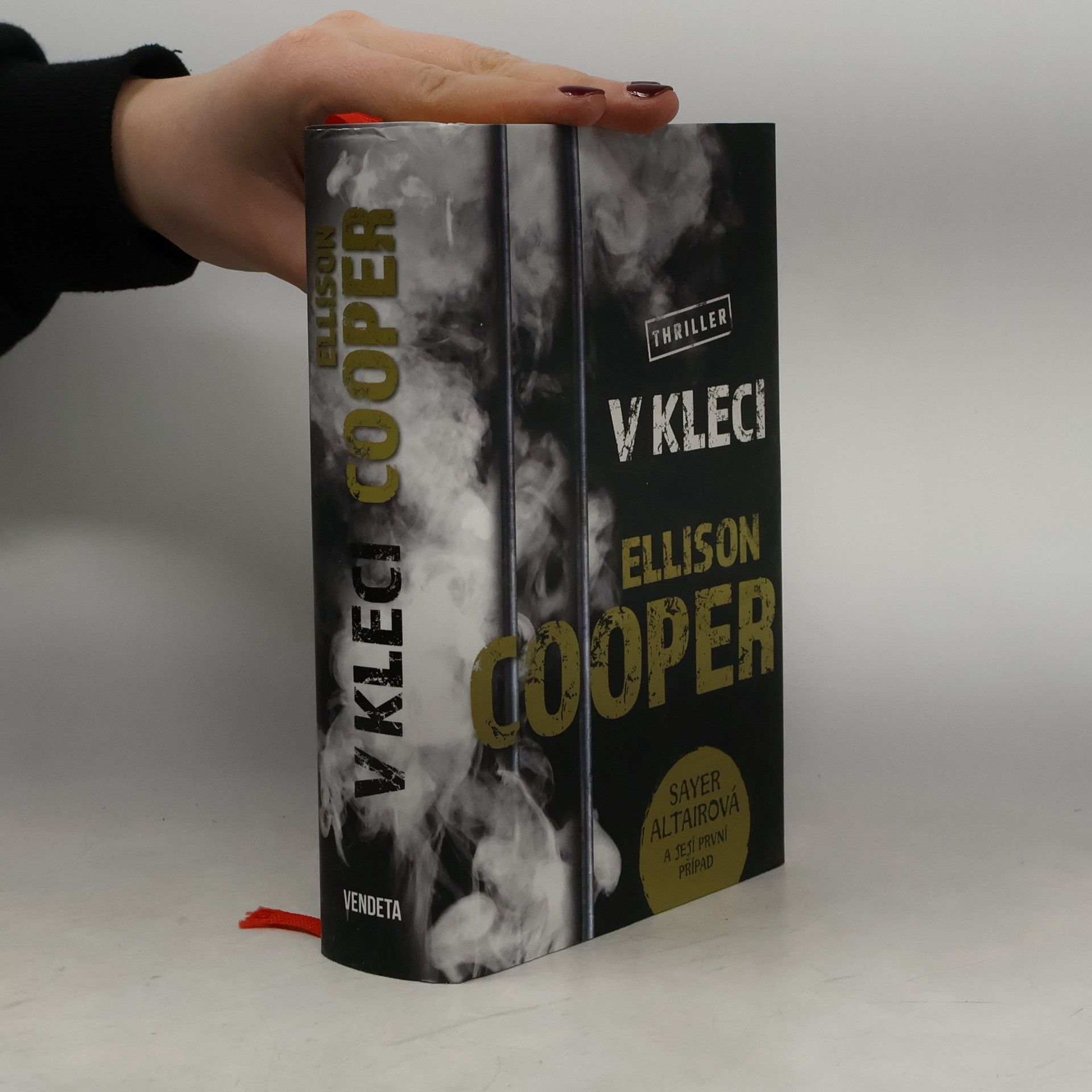 Ellison Cooper V kleci