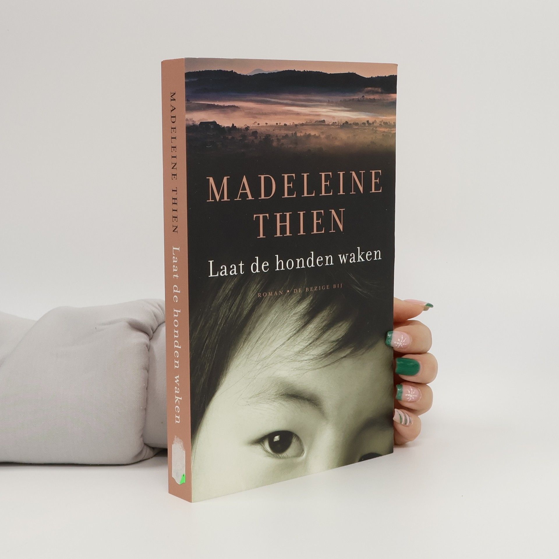 Madeleine Thien Laat de honden waken