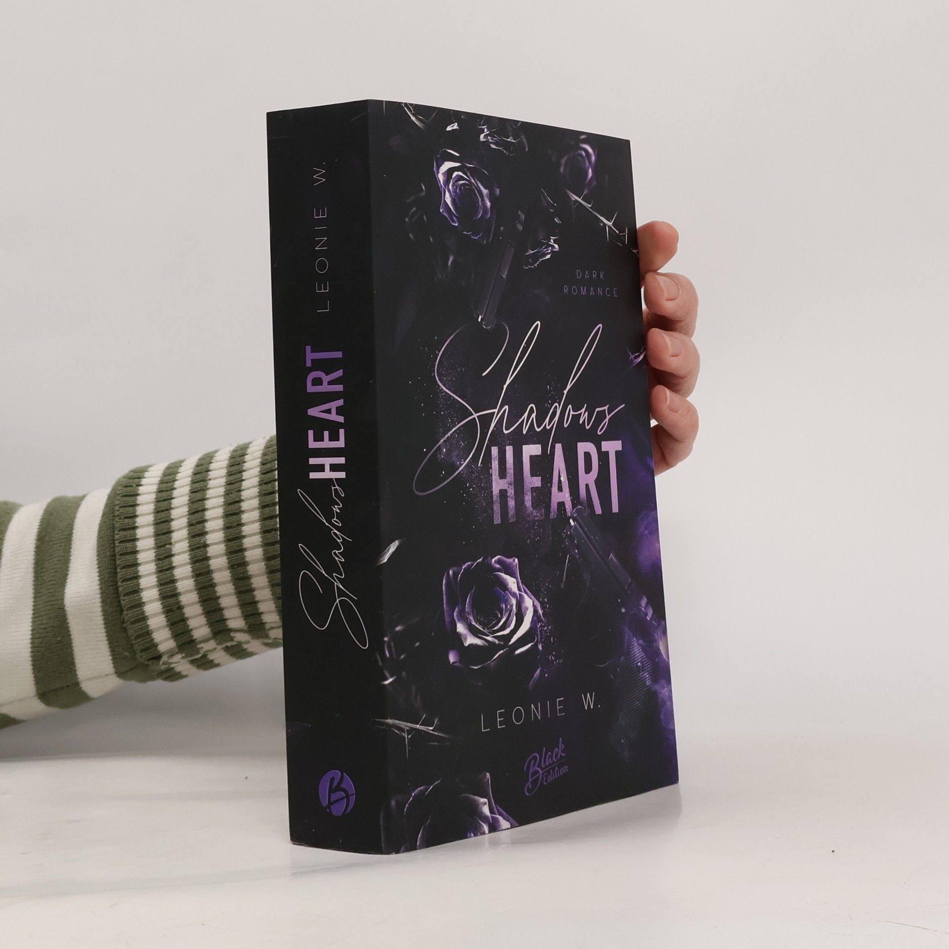 Leonie W. Shadow's Heart