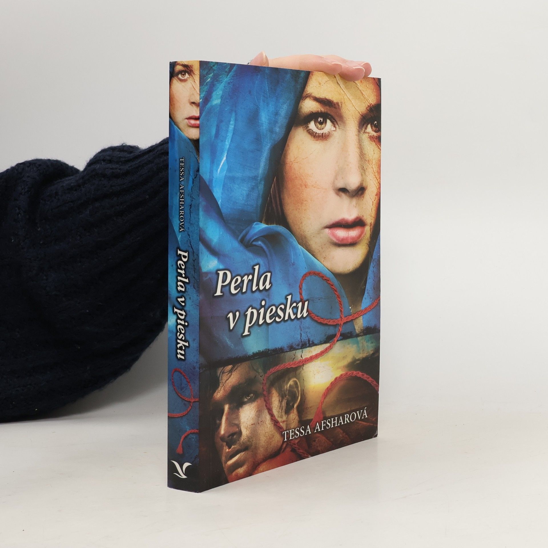 Tessa Afshar Perla v piesku