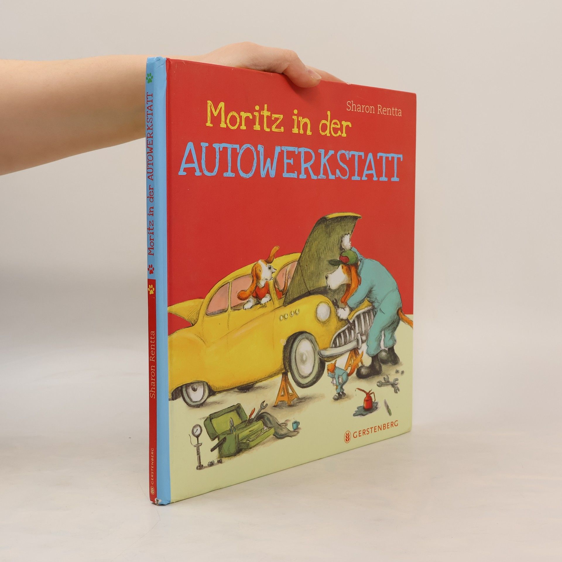 Sharon Rentta Moritz in der Autowerkstatt